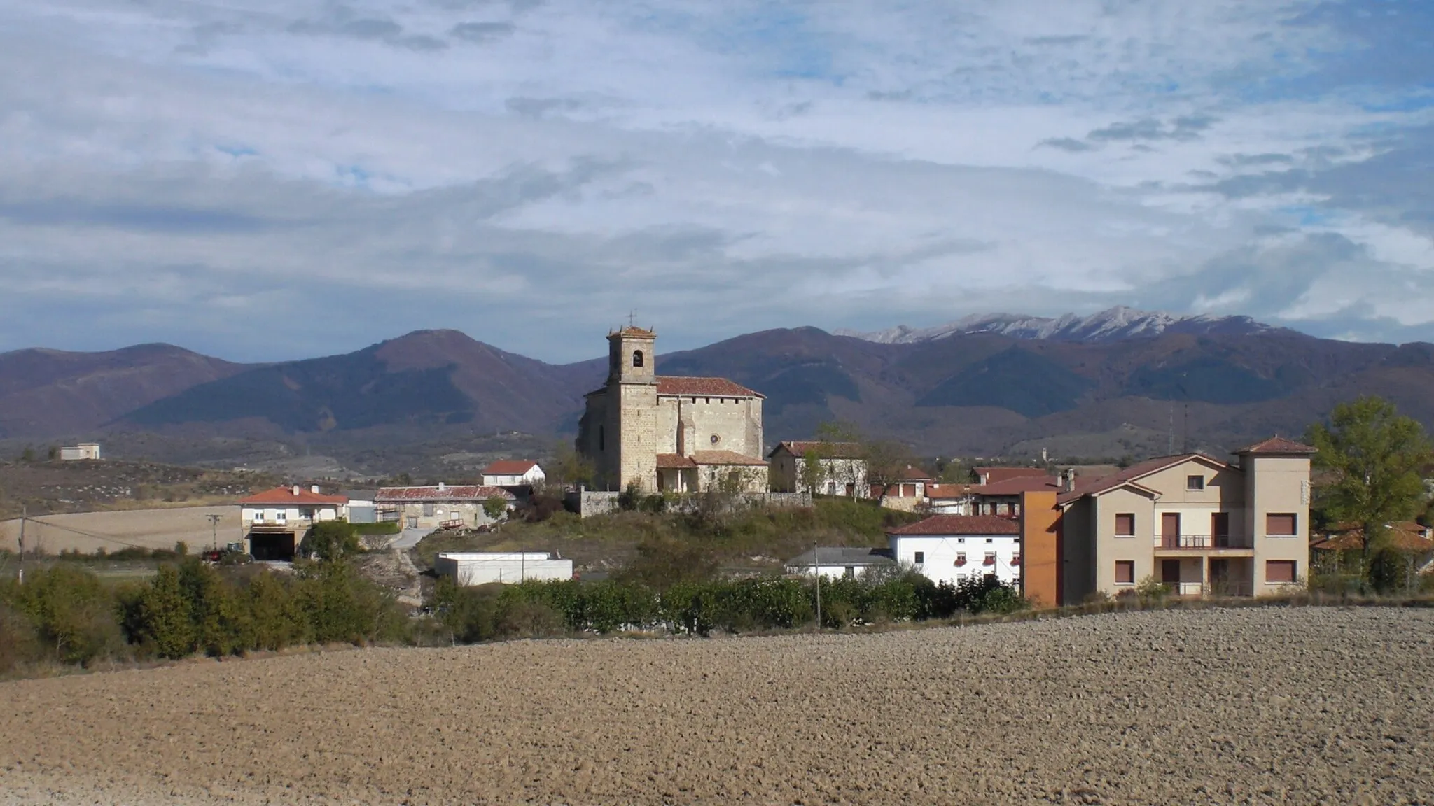 Photo showing: Donemiliagako Erdoñako ikuspegia. Atzean, Aizkorri.