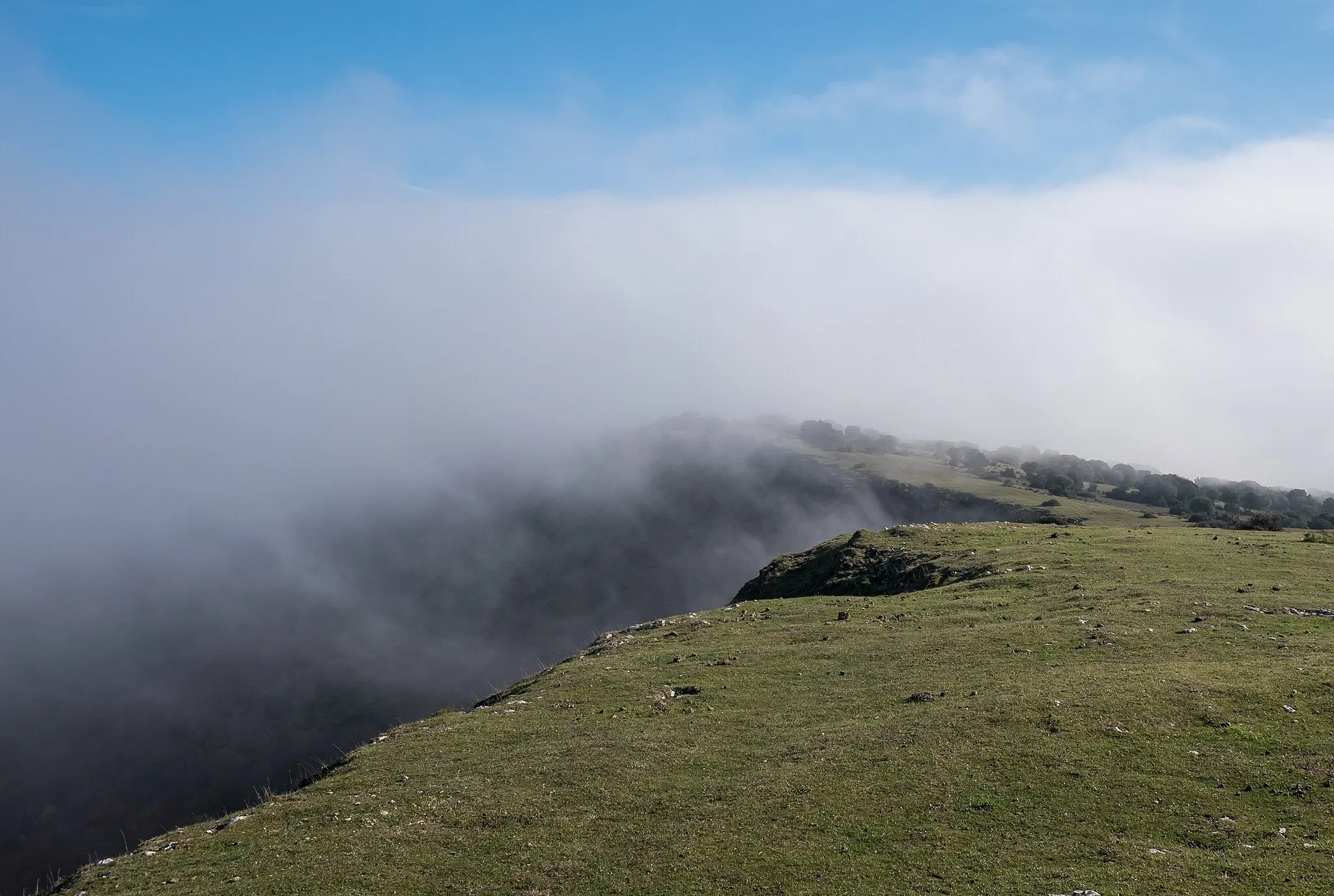 Photo showing: Fog breaking up at Ganalto summit, Badaia mountain range. Basque Country, Spain