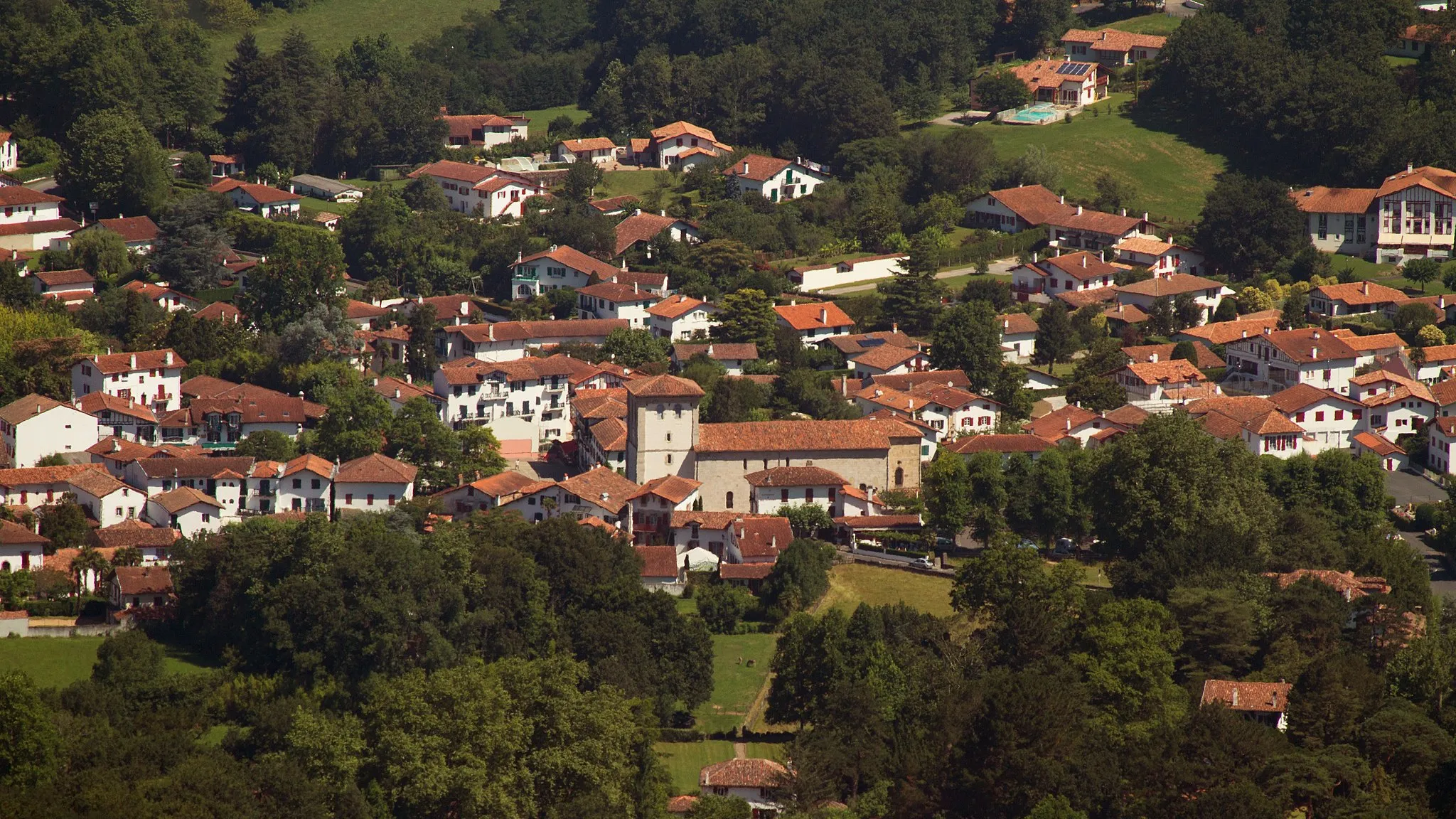 Photo showing: The village of Ascain, seen from the top of Larrun.