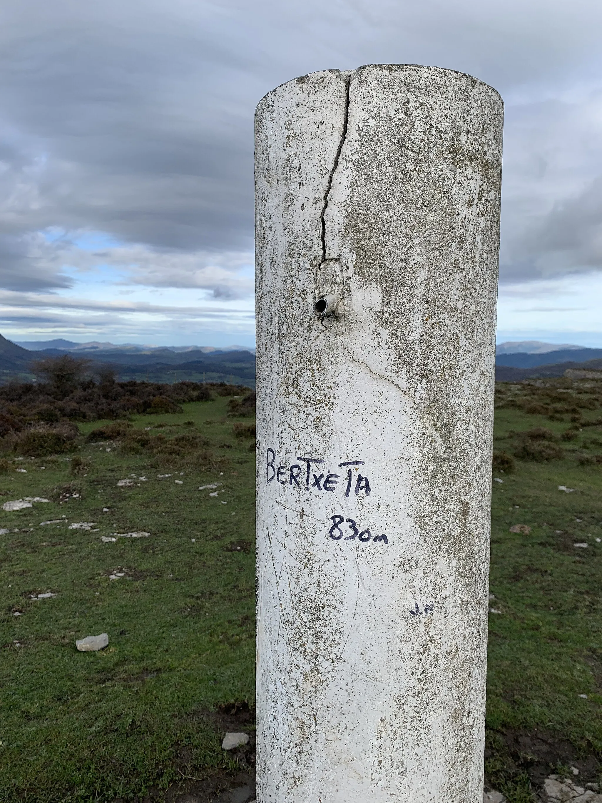 Photo showing: Cima Bertxeta o Bertzeta, 830 m. En Álava, zona Gibijo, Cima de la Sierra Salvada.