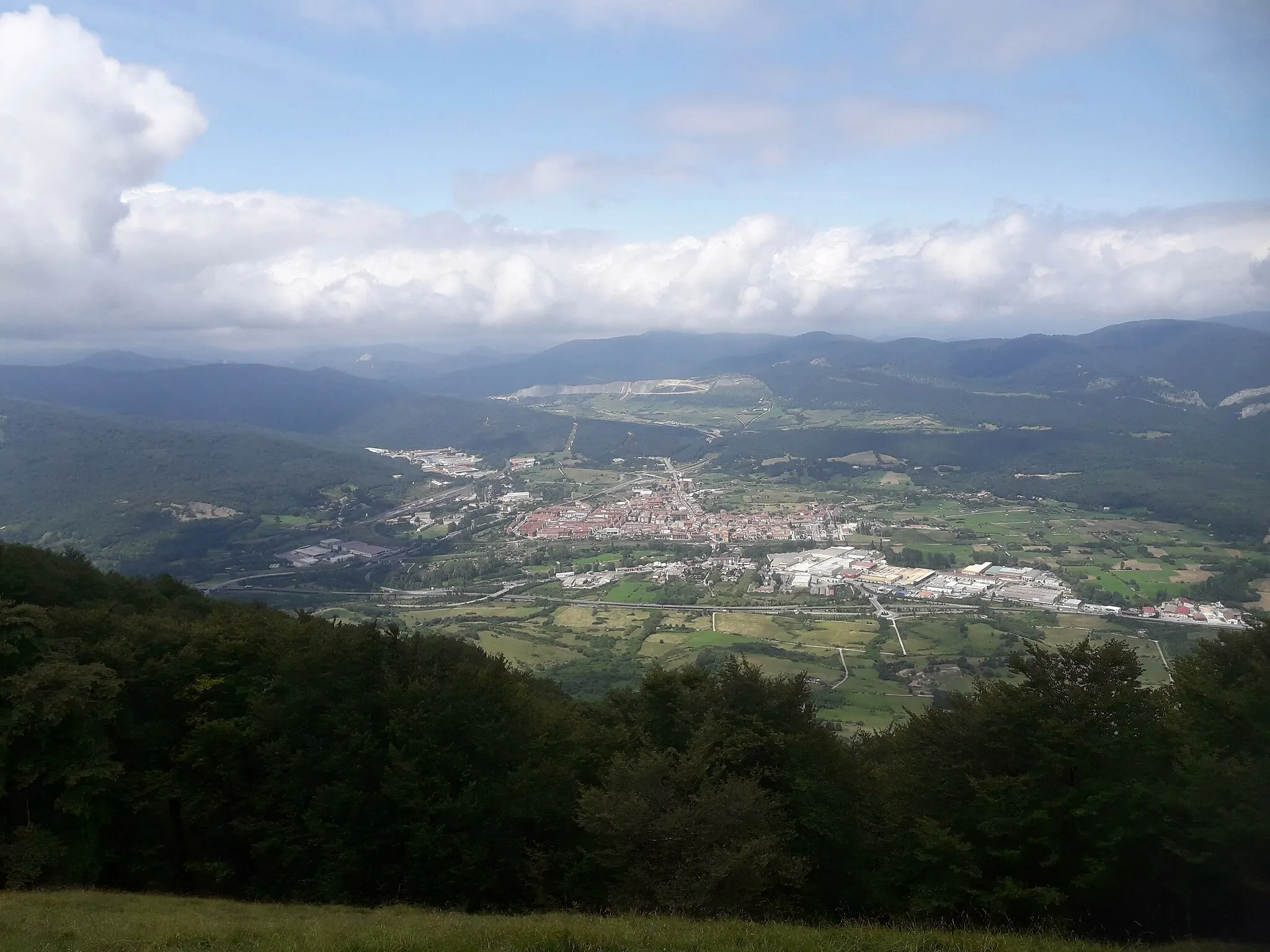 Photo showing: Fotos preses en una excursió al "mendizaleen ibilbidea" o camí dels muntanyencs, un itinerari des del centre d'informació que hi ha al coll d'Urbasa fins a la carena sobre la Sakana. La major part transcorre per fagedes i part del primer tram coincideix amb un itinerari adaptat.