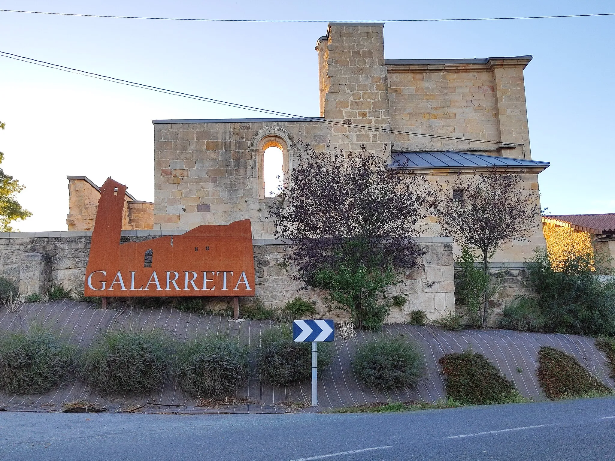 Photo showing: Entrada a la localidad de Galarreta, concejo del municipio alavés de San Millán