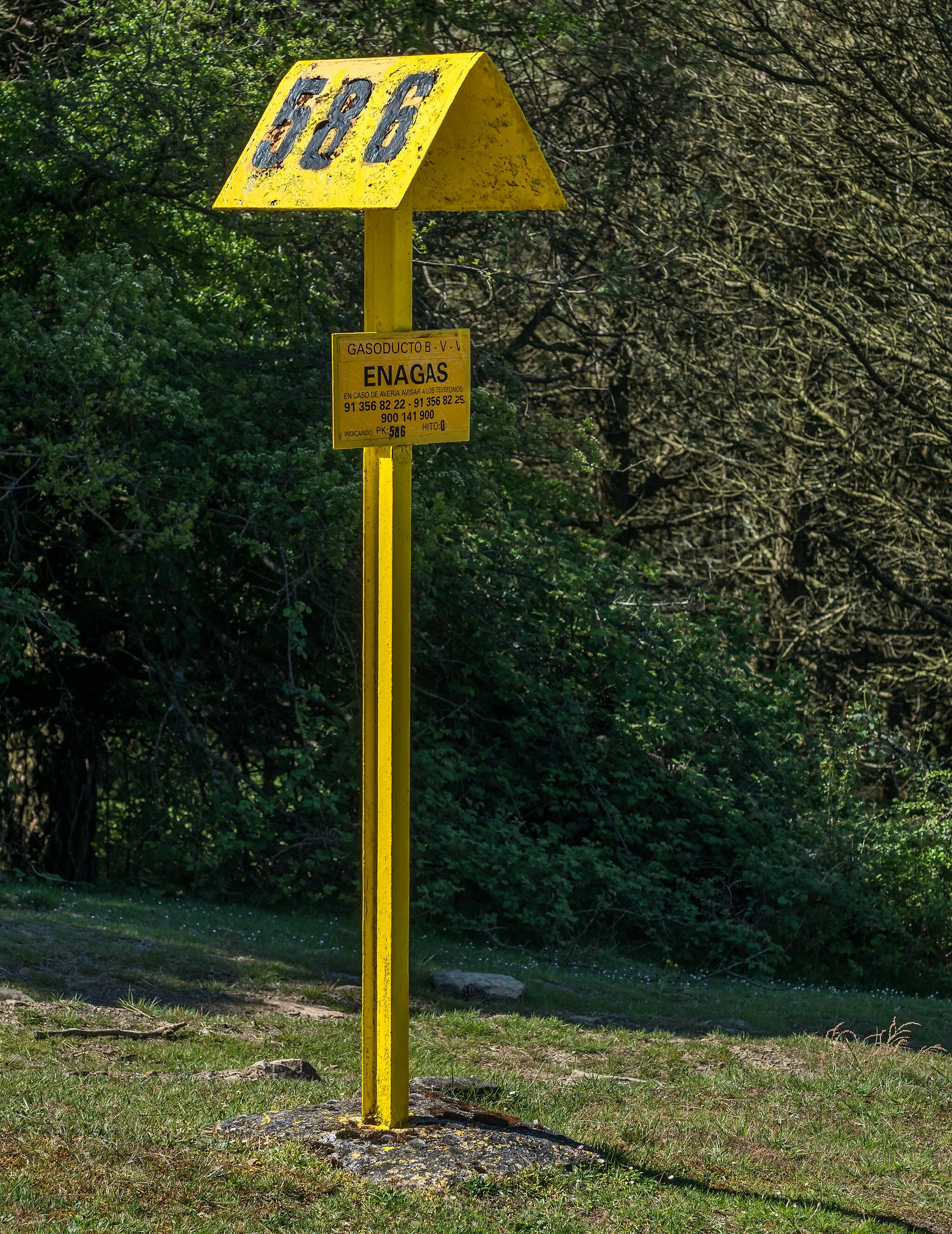 Photo showing: Underground gas pipeline sign in the Elgea mountain range. Álava, Basque Country, Spain