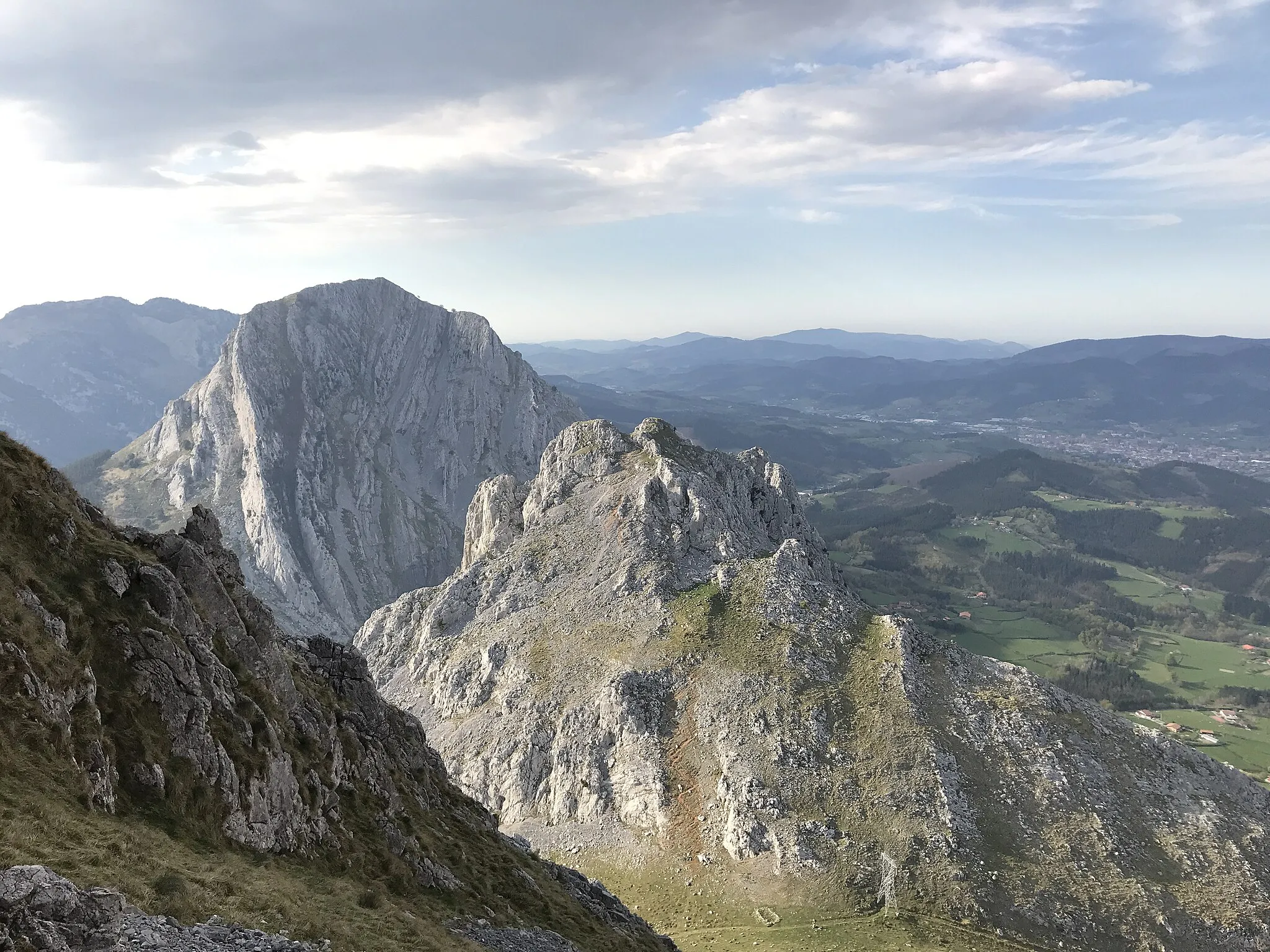 Photo showing: Vista de los montes Aitz Txiki y Untzillaitz desde el Alluitz. En Abadiño, Bizkaia País Vasco (España)