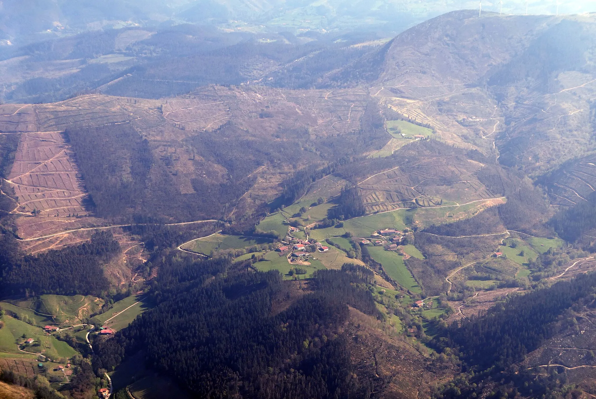 Photo showing: An aerial view of Maguma, a small village in the Basque Country, and the wider landscape around it.