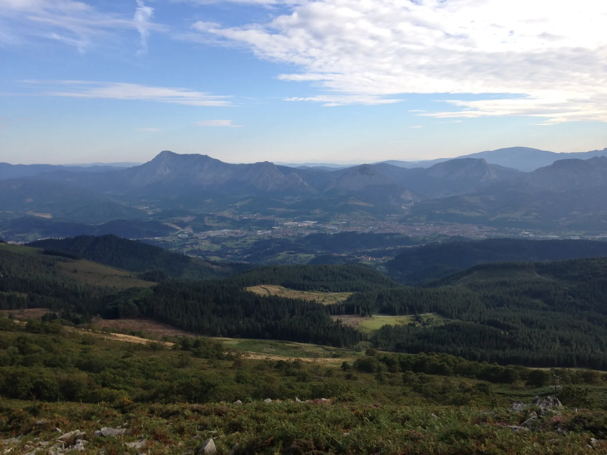 Photo showing: Vista general del Duranguesado desde el monte Oiz en Vizcaya, País Vasco (España)