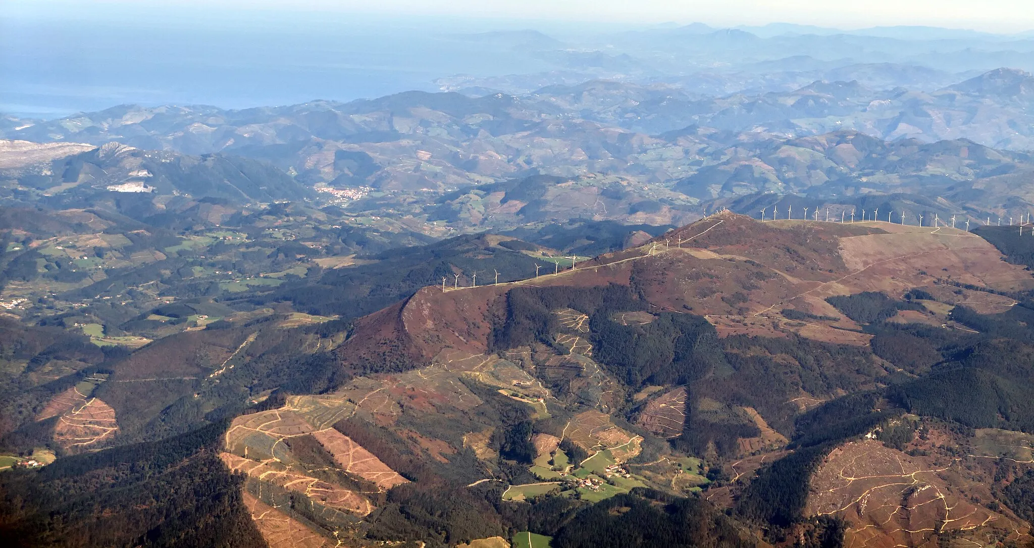 Photo showing: An aerial view of Oiz, a mountain in the Basque Country near Gernika.