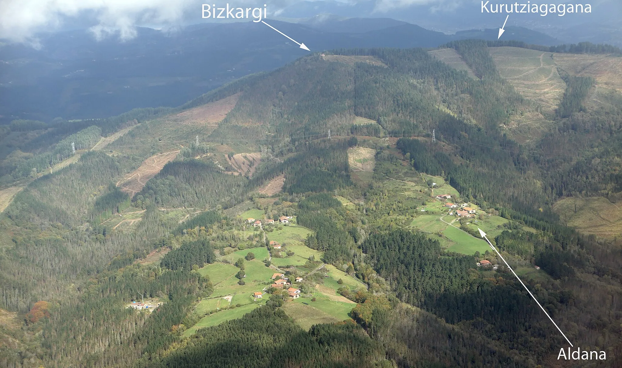 Photo showing: An aerial view of the hamlet of Aldana and the summits of Bizkargi and Kurutziagagana, in the Basque Country.