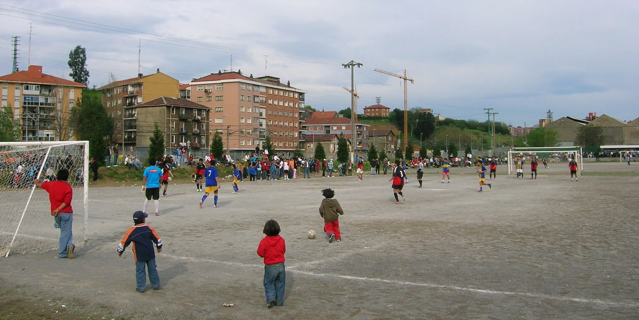 Photo showing: Soccer football match near La Chopera - Txopoeta, Lamiaco-Lamiako, Lejona-Leioa, Biscay. Lamiaco fields were the first placed where the British played football against the Biscayne in the XIX century, thus being one of the first places to hold football matches in Spain. Currently there still are football fileds in the neighbourhood, visited by crowds every weekend.