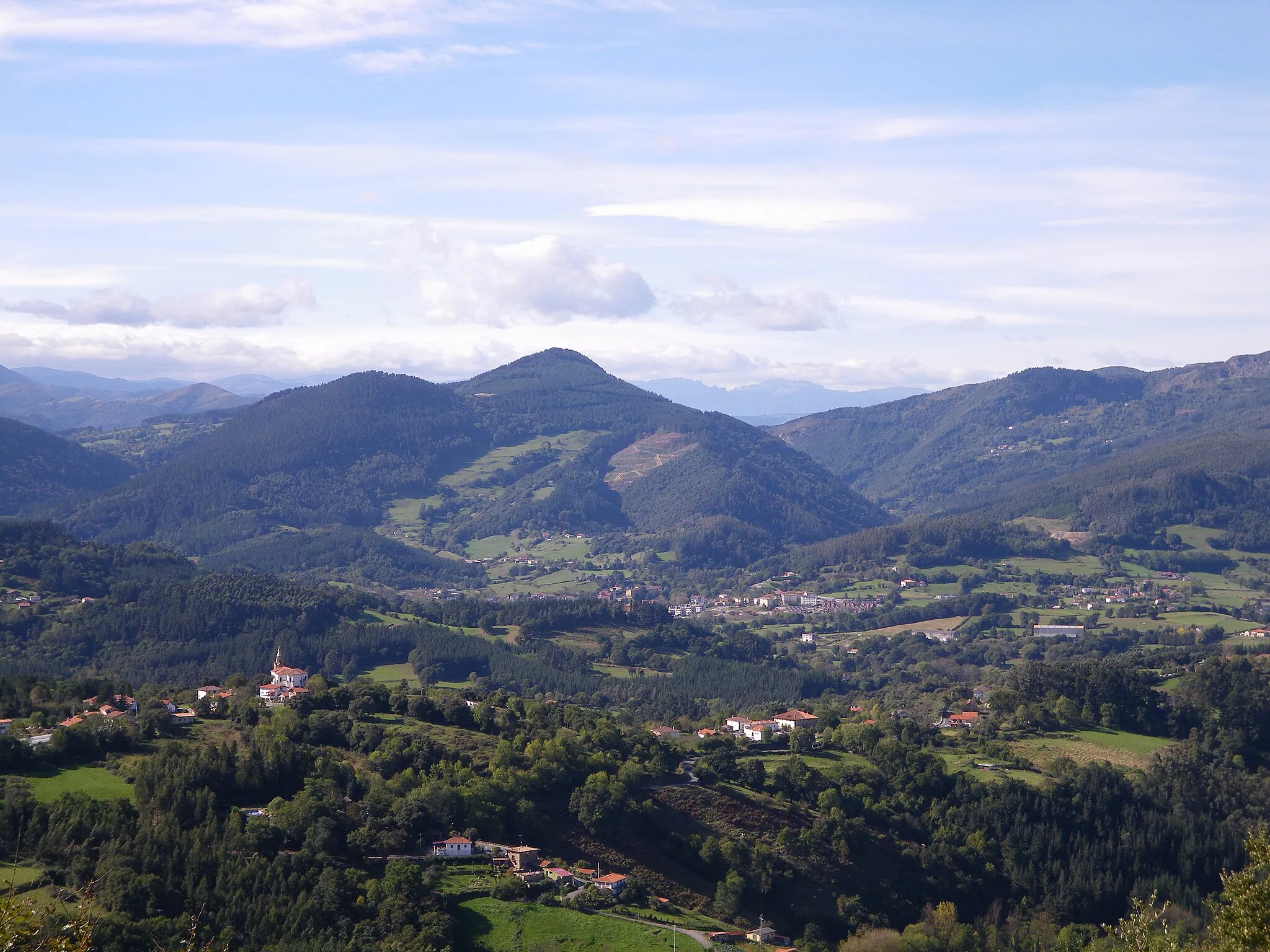 Photo showing: Neighbourhoods of Sopuerta and Galdames as viewed from the western slopes of Pico Mayor