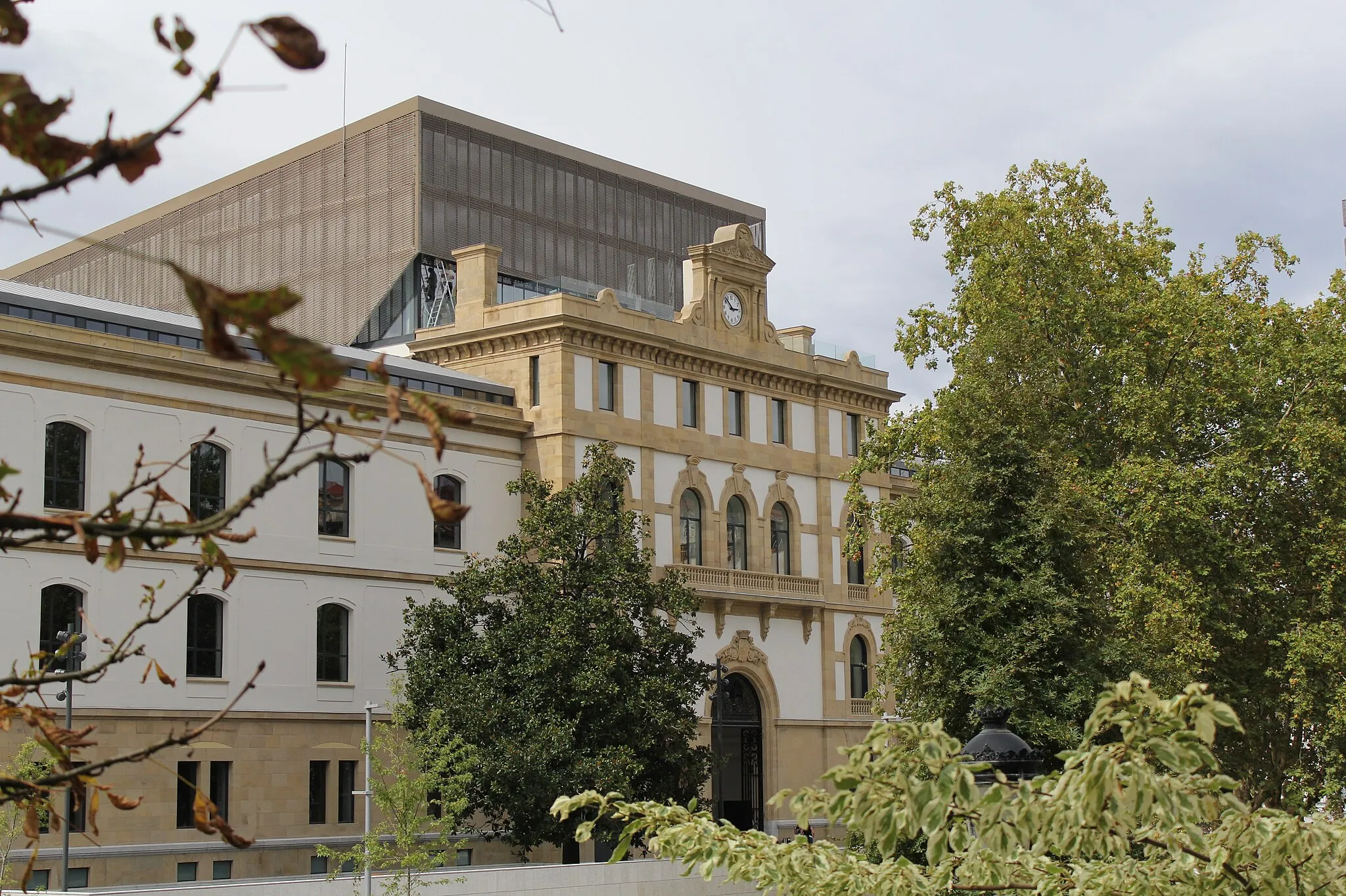 Photo showing: Vista exterior de Tabakalera desde Cristina Enea.