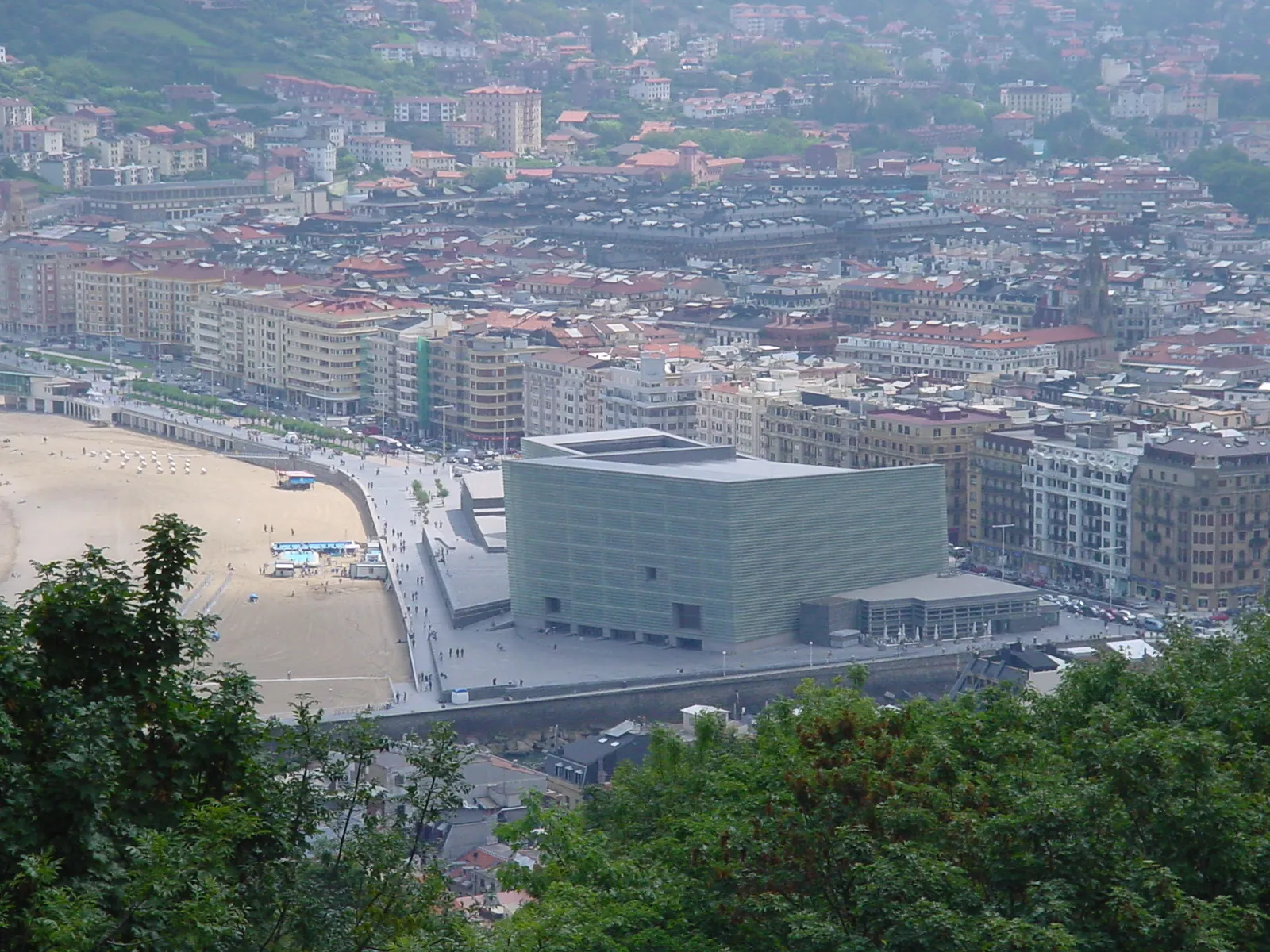 Photo showing: Donostiako (Gipuzkoa, Euskal Herria) Gros auzoa (aurrekaldean, Kursaal jauregia) Urgull menditik.