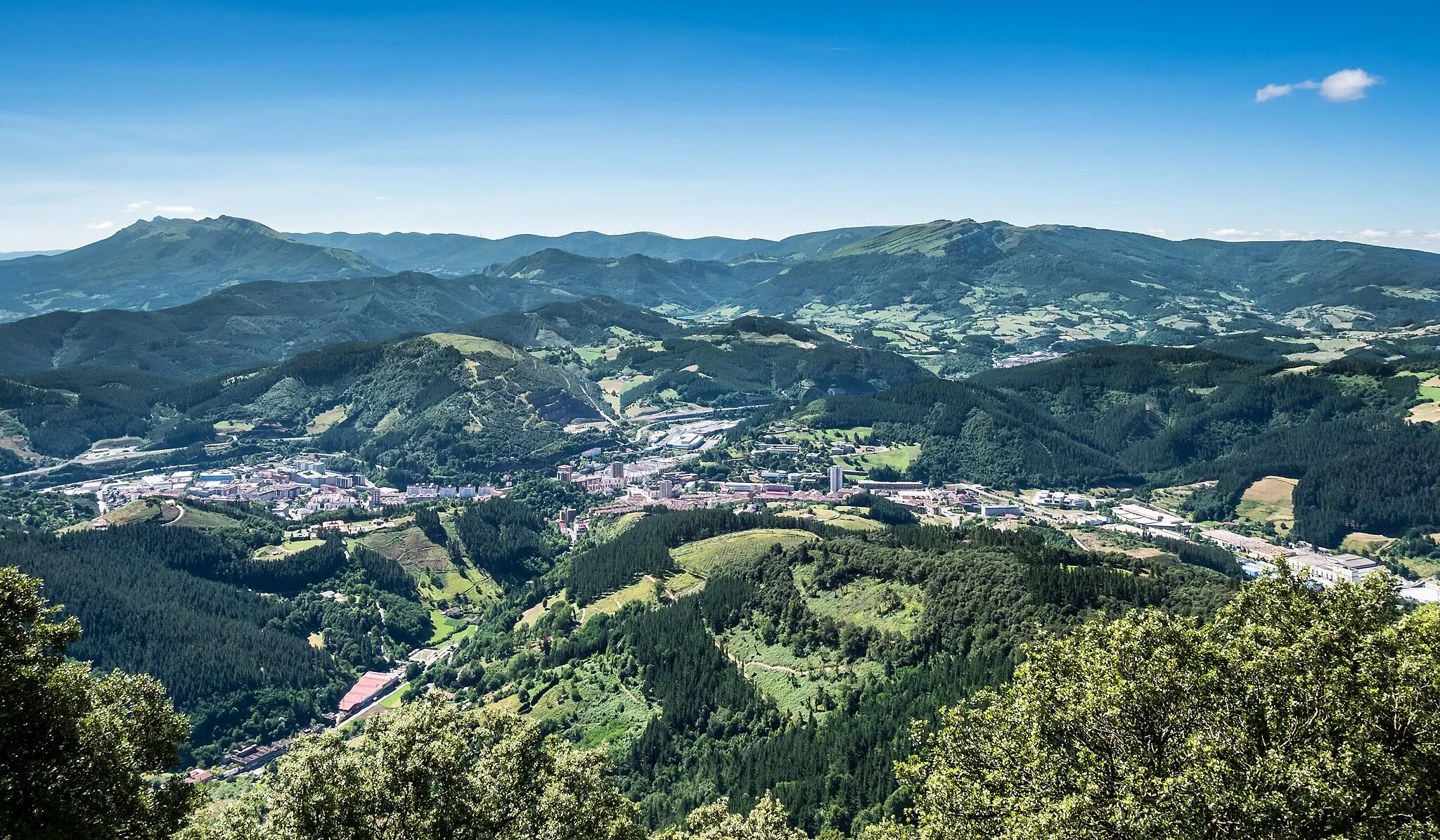 Photo showing: Mondragón, seen while climbing the Udalaitz. Basque Country, Spain