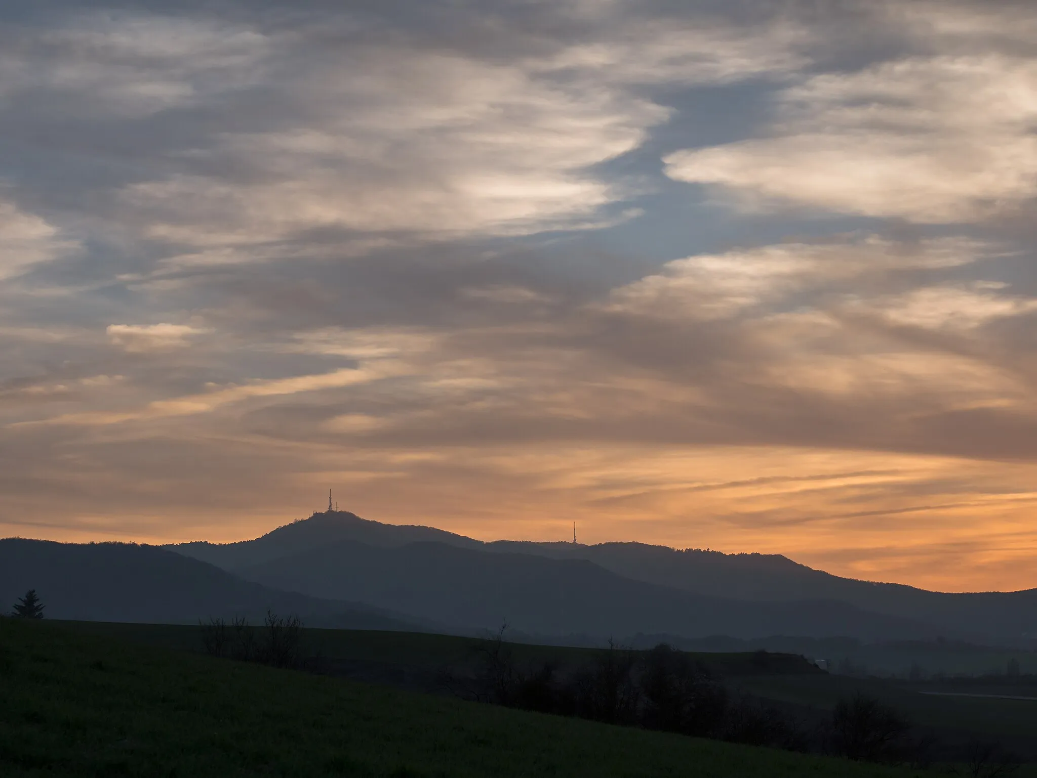 Photo showing: The mountains Zaldiaran and Busto after sunset. Vitoria-Gasteiz, Basque Country, Spain