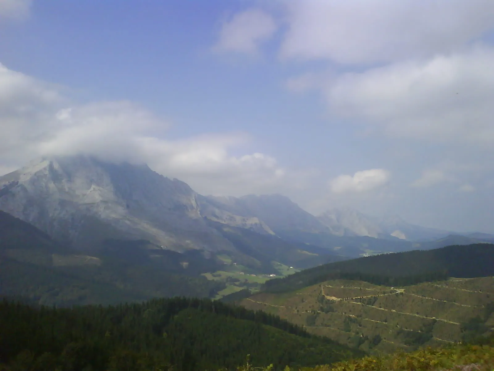 Photo showing: Vista de la crestería del Amboto por la cara sur, desde el Besaide.