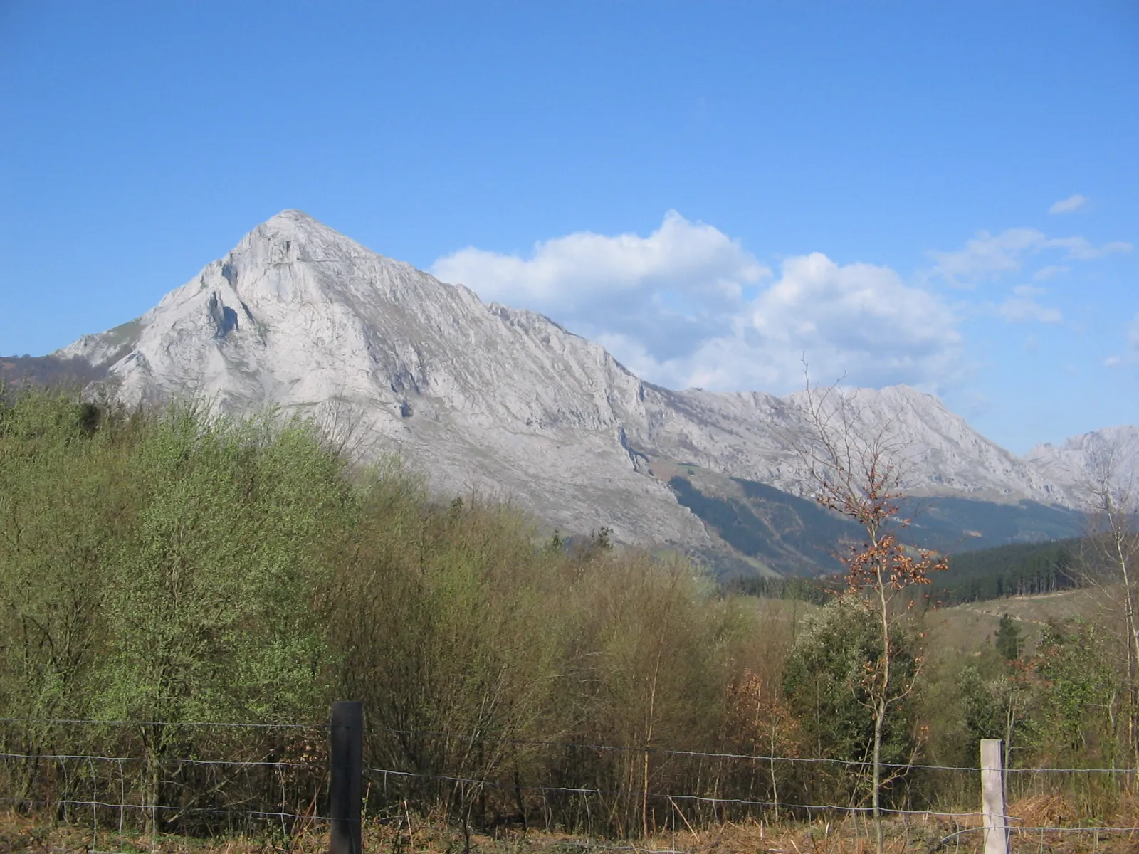 Photo showing: View of the mountain Anboto and mythological Mari's cave from the crossroads Besaide