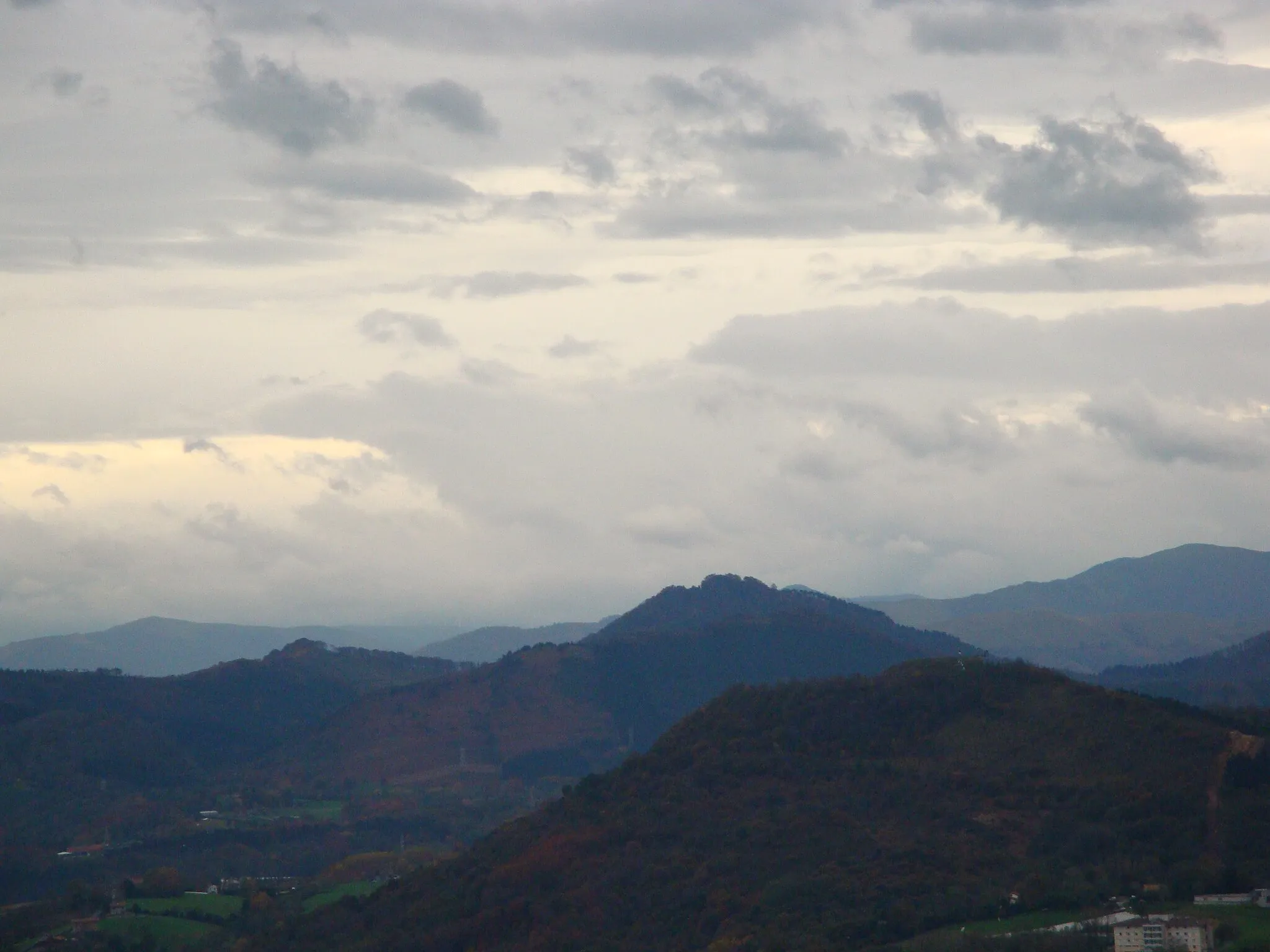 Photo showing: Urdaburu mountain from Jaizkibel (zooming) (Spain).