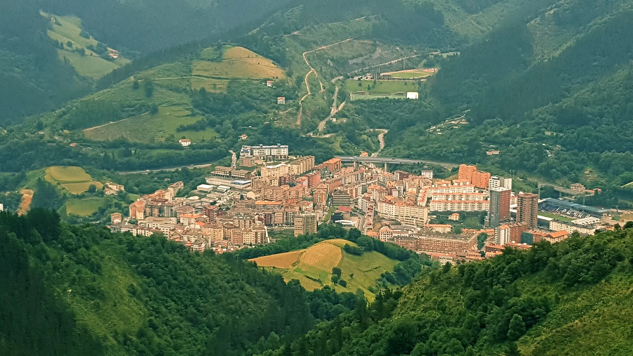 Photo showing: The city of Eibar seen from Mount Urko