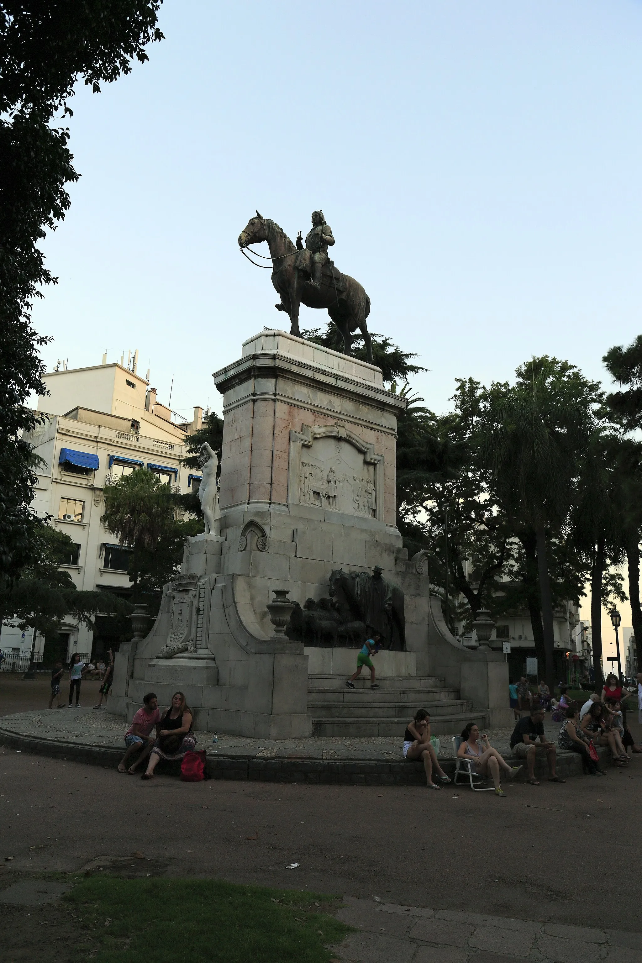 Photo showing: … mit dem Reiterstandbild von Bruno Mauricio de Zabala, unter seinem Kommando entstand eine Festung am Río de la Plata, die später die Keimzelle der Stadt Montevideo bildete.