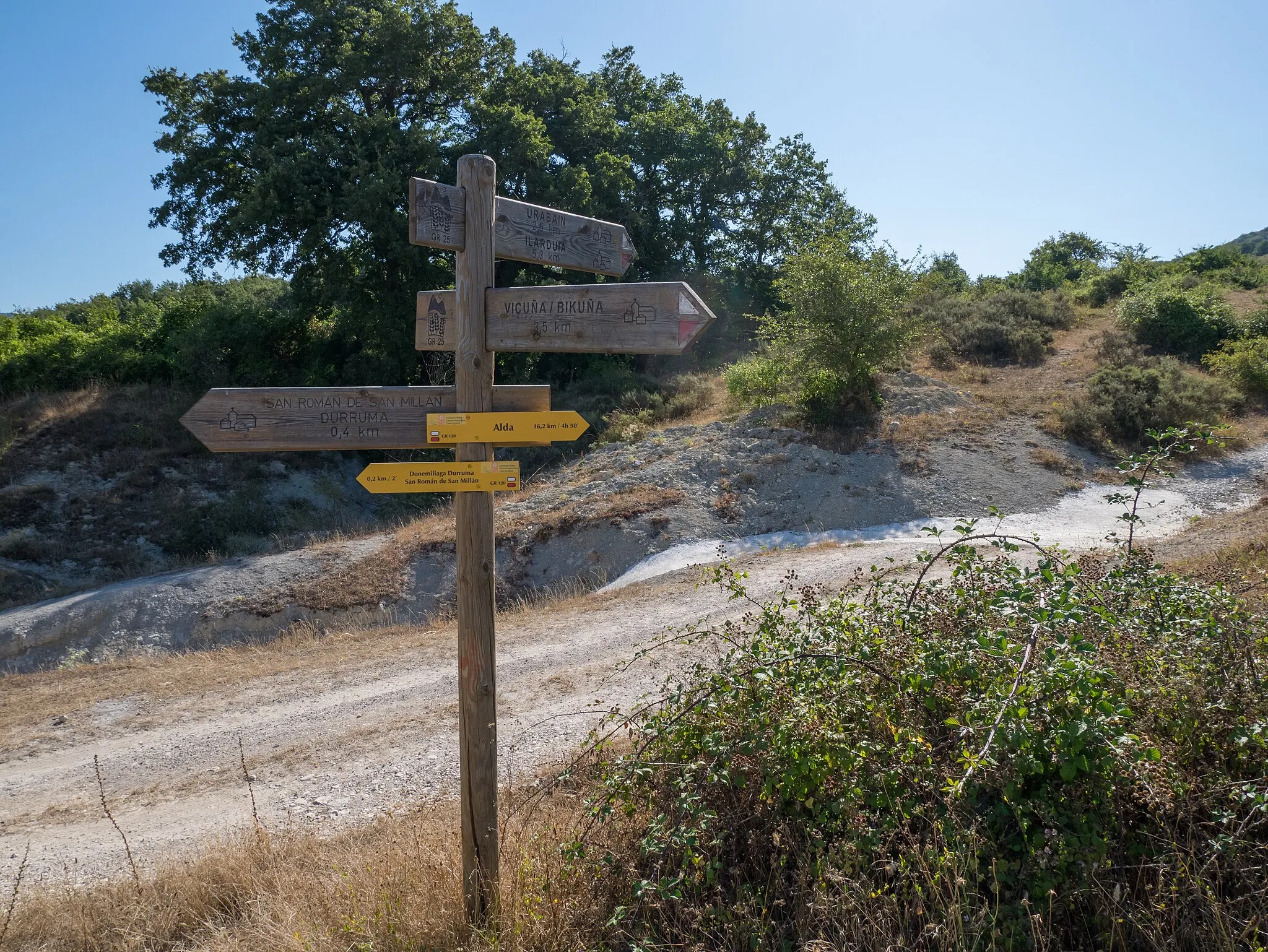 Photo showing: Hiking guidepost of trails GR-25 and GR-120, near San Román de San Millán. Álava, Basque Country, Spain