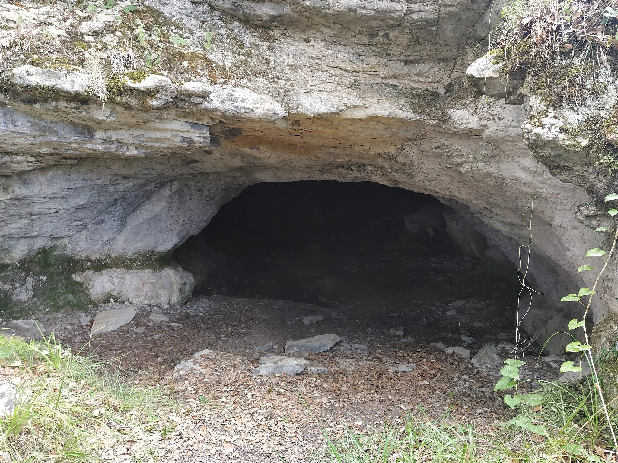 Photo showing: Cueva de los 40 caballeros en la Sierra de Arrato, donde segñun la tradición se refugiaron 40 caballeros de los Mendoza tras la derrota en la Batalla de Arrato (1200).