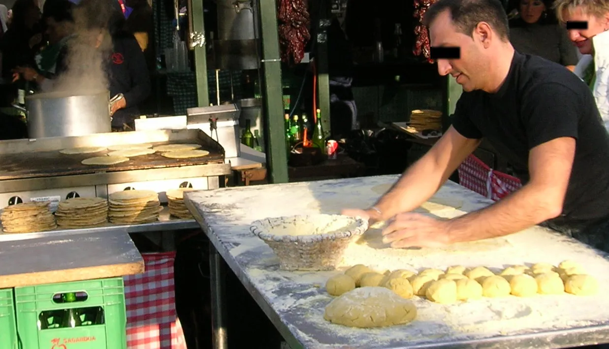 Photo showing: Making of masa for talo at Saint Thomas' fair, in Bilbao Arenal.