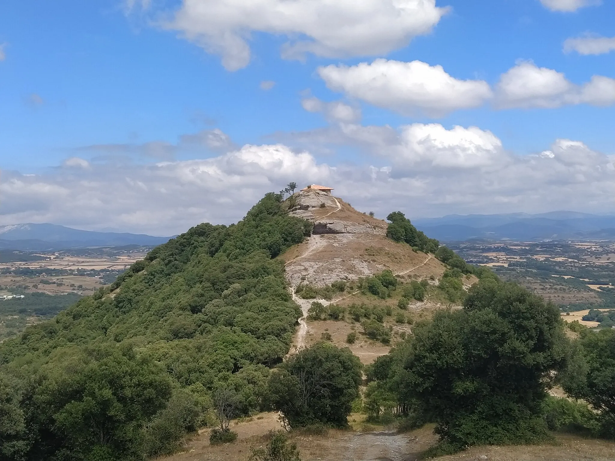 Photo showing: Vista del Castillo de Zaitegi - Ermita de San Bitor desde el oeste. JULIO 2020