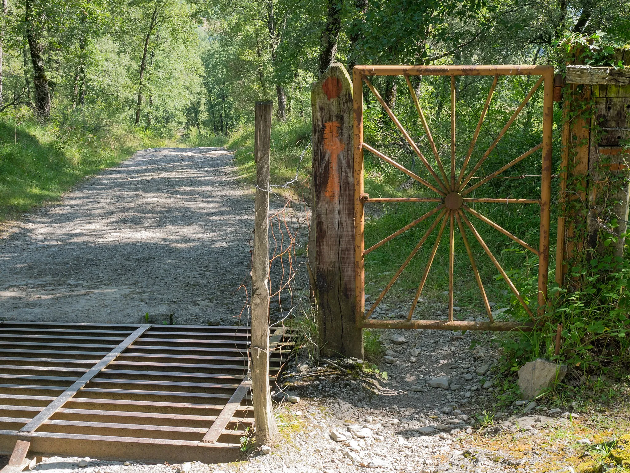 Photo showing: Pedestrian gate and cattle grid, while hiking to Txarlazo. Orduña, Biscay, Basque Country, Spain