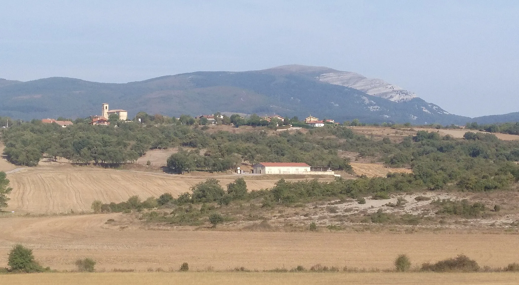 Photo showing: Eribe town in Zigoitia municipality (Araba) and Gorbeia mountain.