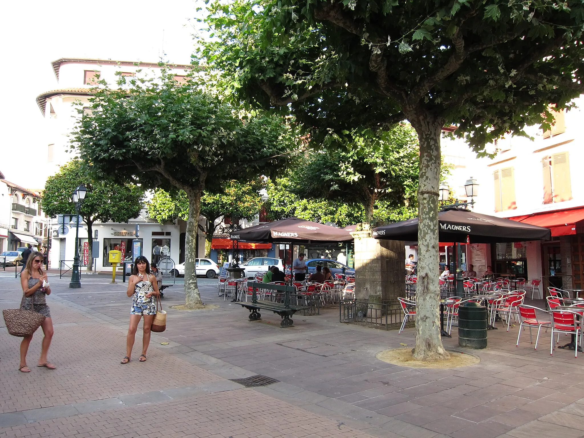Photo showing: 14 Boulevard Thiers Saint-Jean-de-Luz. Début de la rue Gambetta.