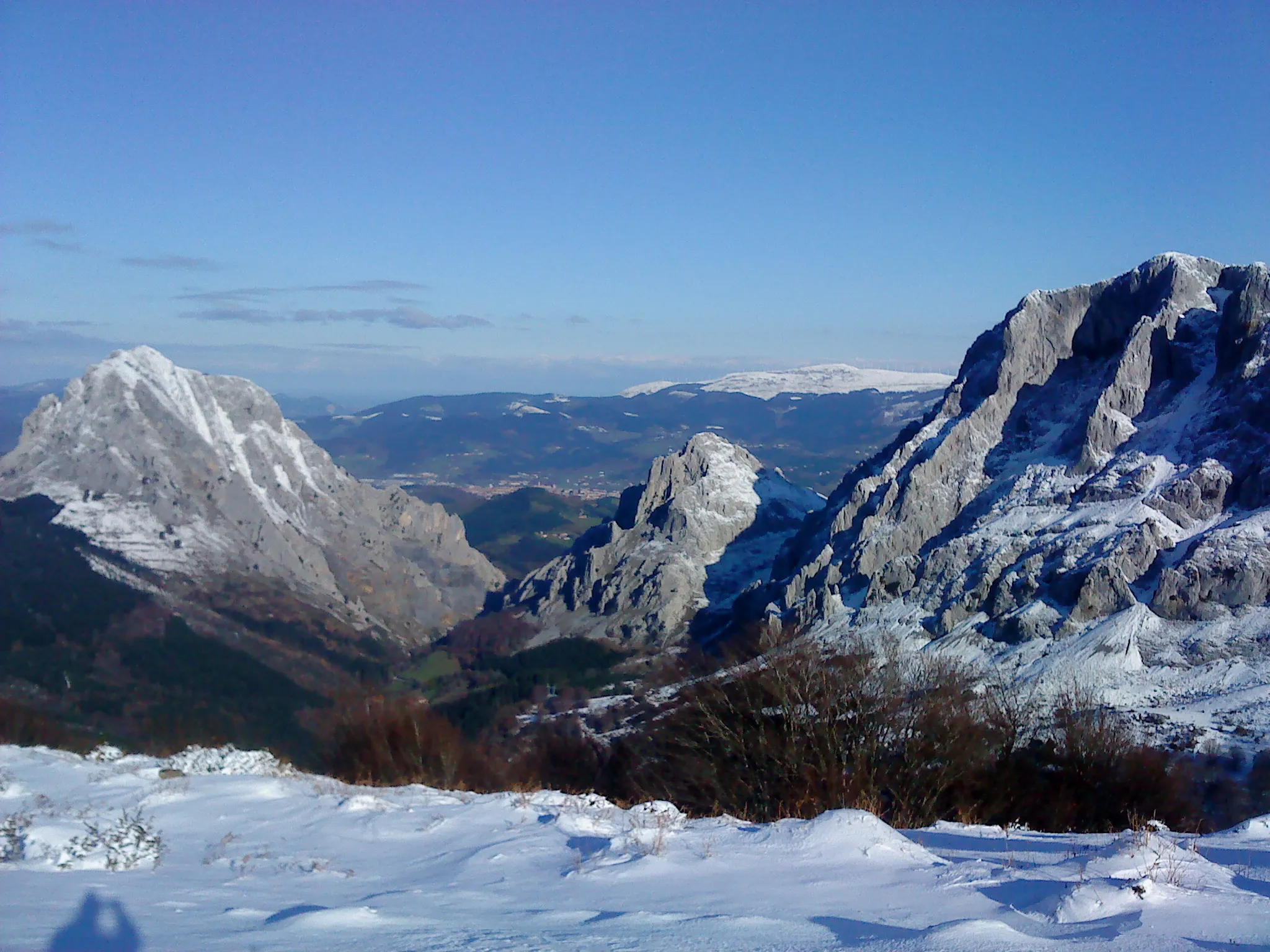 Photo showing: Monte Untzillaitz, Aitz Txiki y Alluitz en el Parque Natural de Urkiola, Bizkaia País vasco (España).