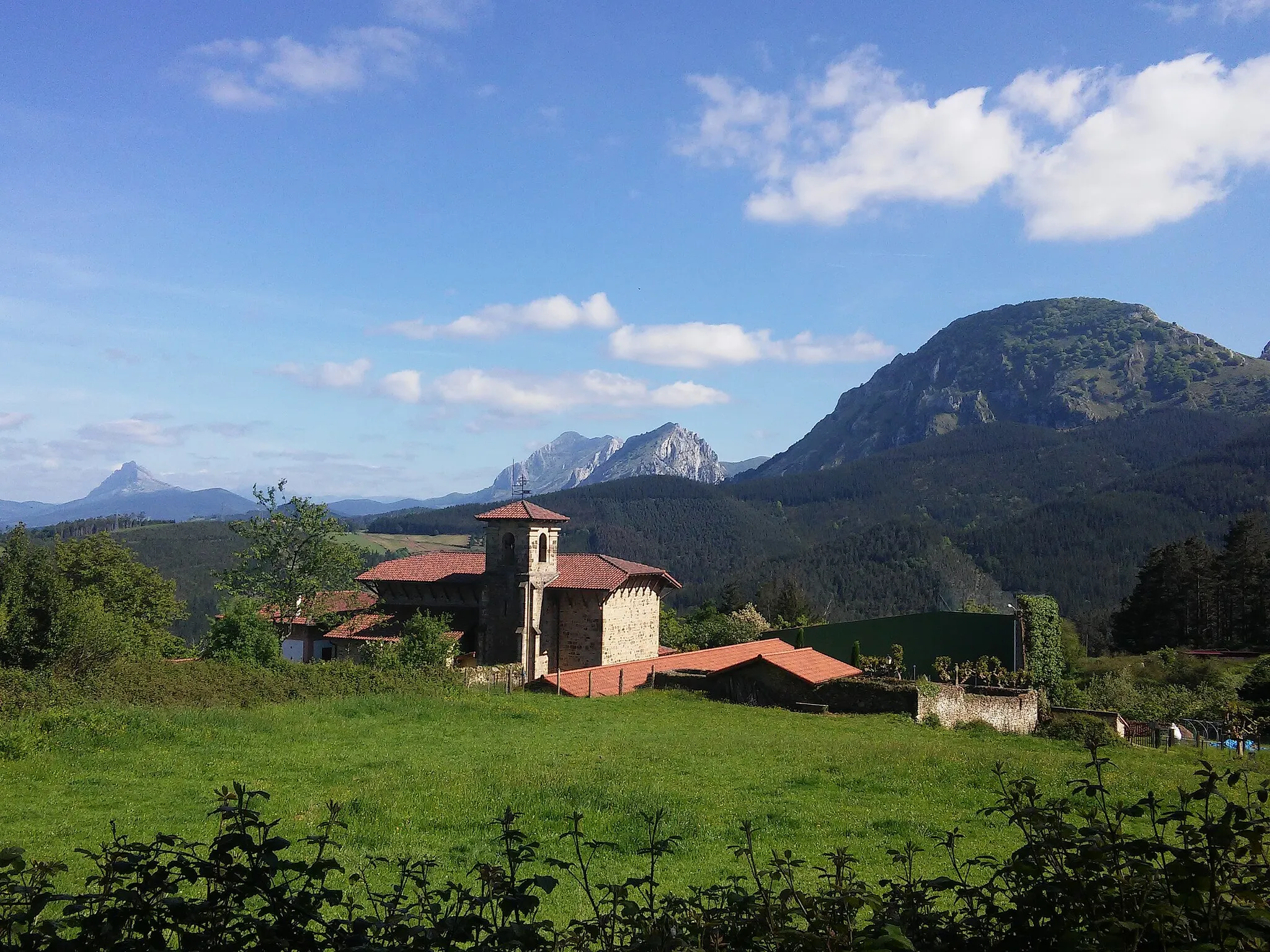 Photo showing: Bernagoiti herria (Zornotza, Bizkaia), atzean Mugarra, Untzillatx, Anboto eta Udalatx