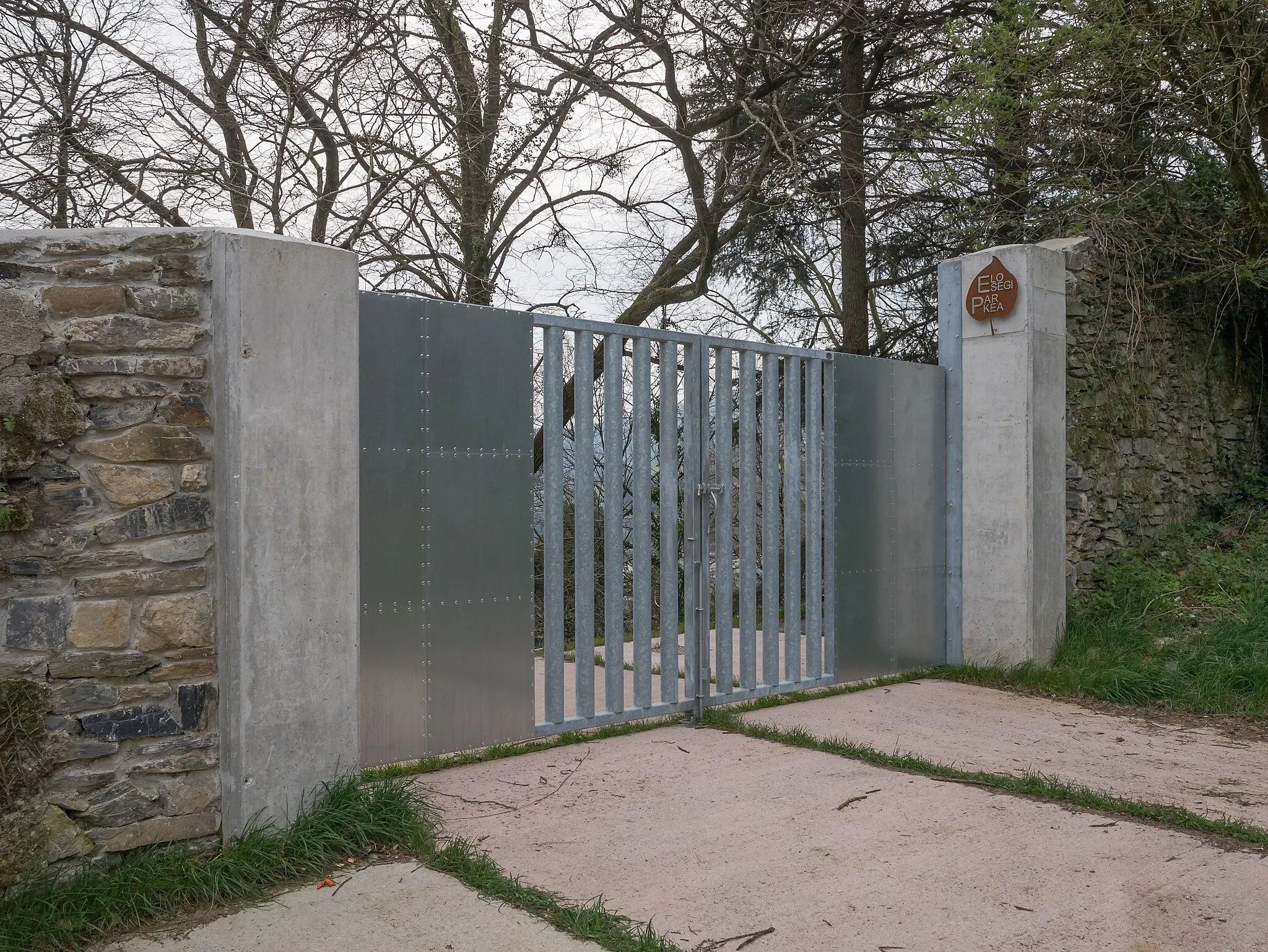 Photo showing: Entrance gate of the Elosegi Park in Tolosa. Gipuzkoa, Spain