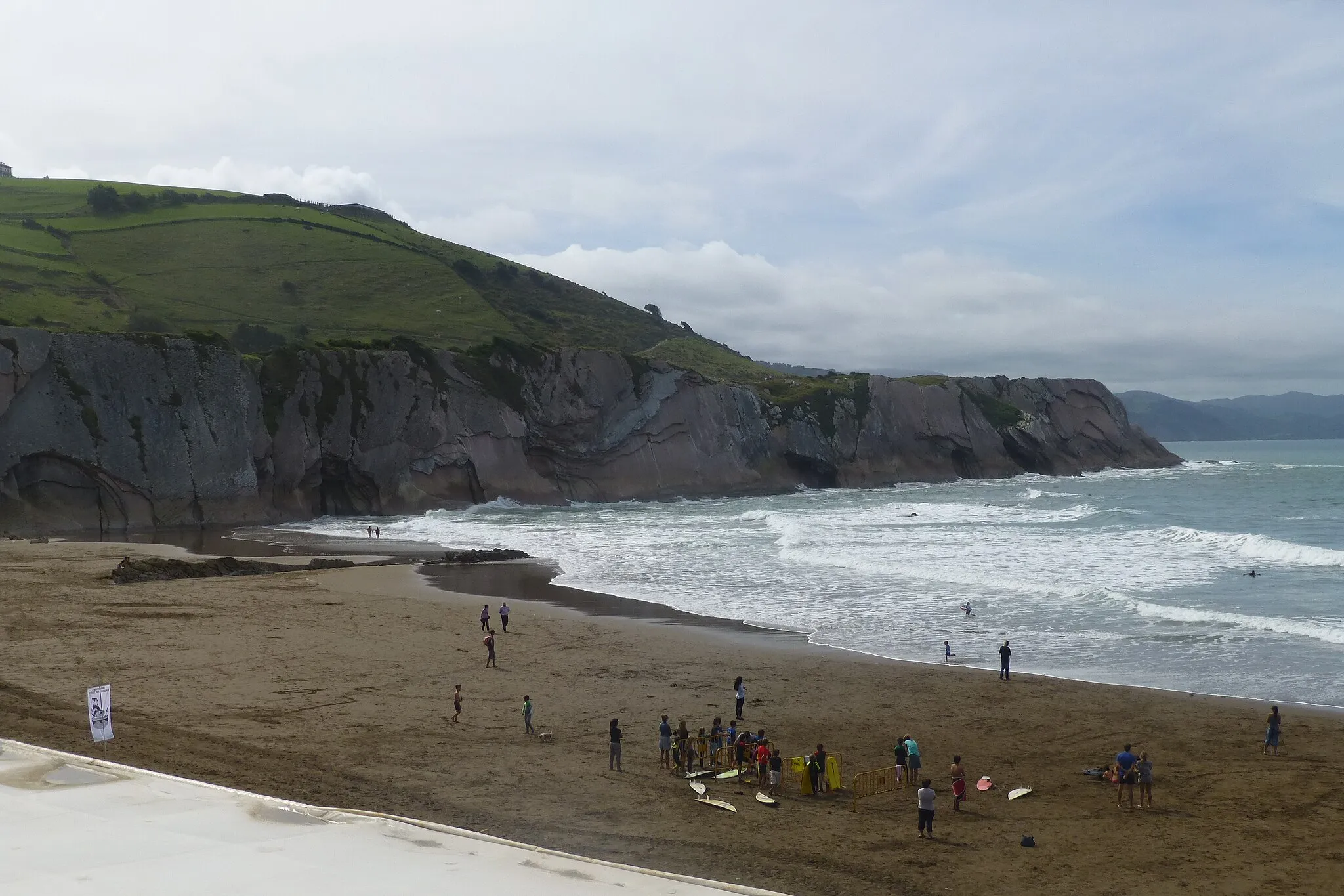 Photo showing: Playa de  Itzurun y Flysch en Zumaia, Gipuzkoa, en el País vasco (España).