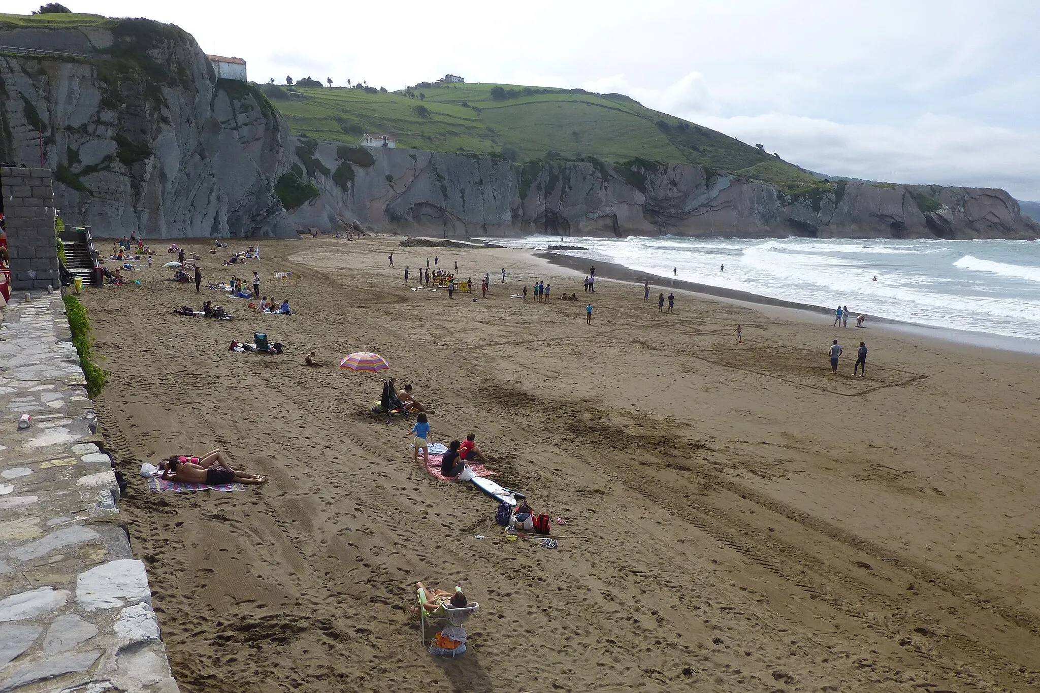 Photo showing: Playa de  Itzurun y Flysch en Zumaia, Gipuzkoa, en el País vasco (España).