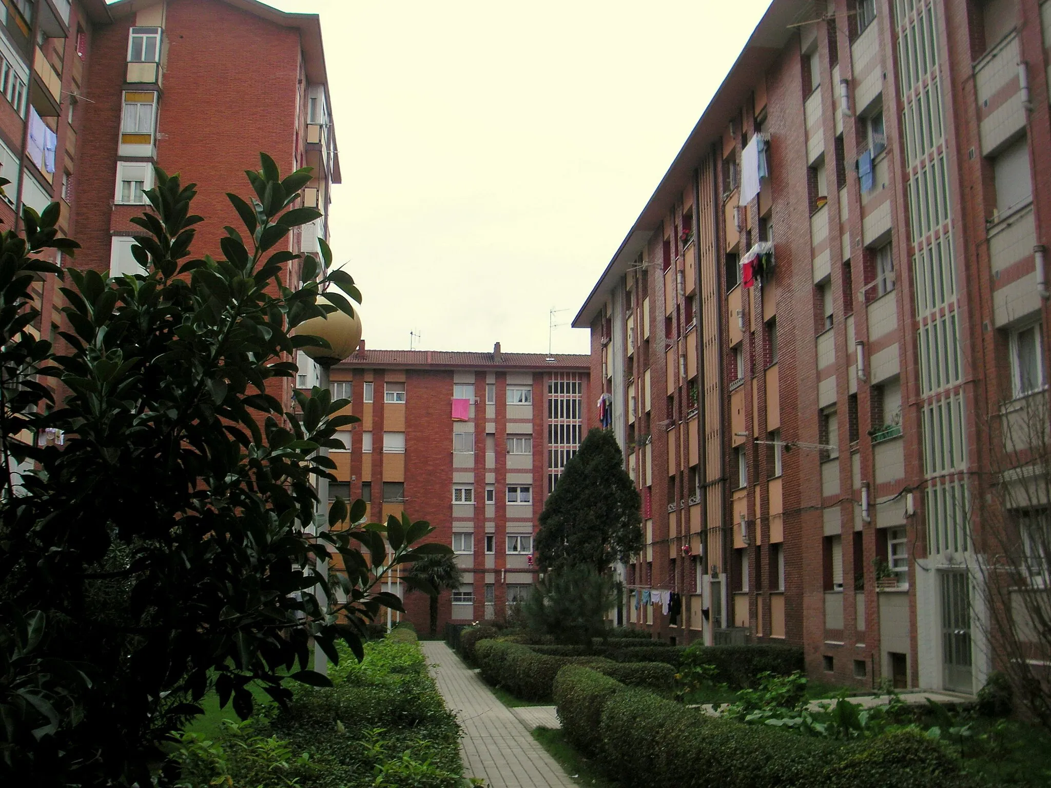 Photo showing: Bloques de viviendas pertenecientes al grupo conocido como CARSA (Construcciones Ángel Rodríguez, S.A.), en el barrio de Pumarín, en Gijón (España).