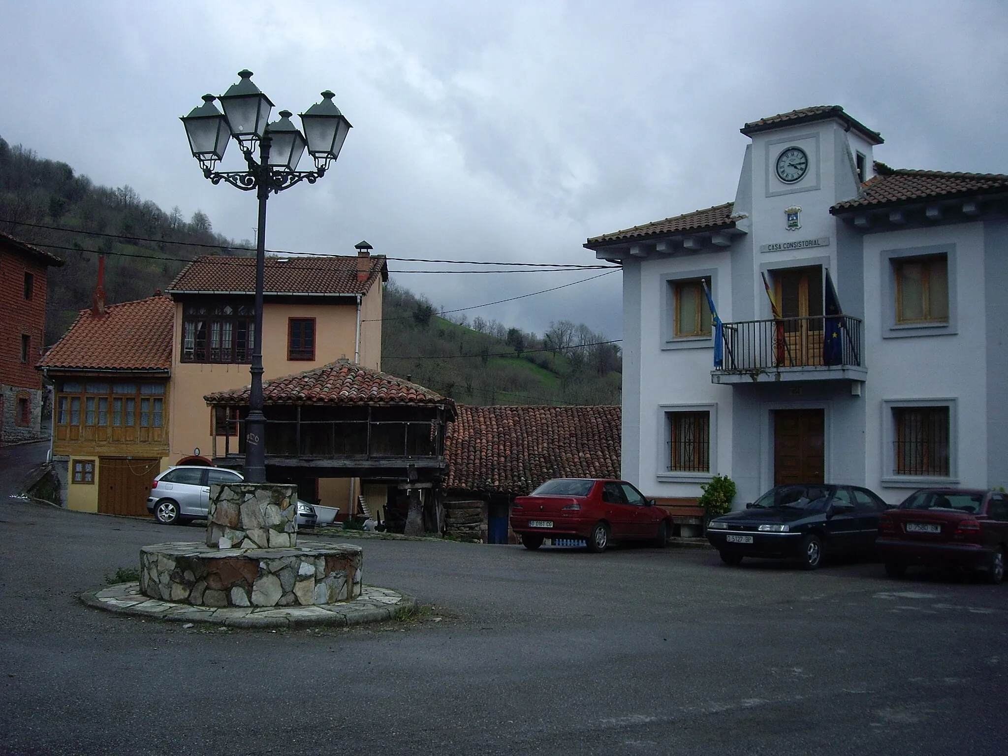 Photo showing: Plaza central del pueblo de Villabre, capital de concejo de Yernes y Tameza (Asturias)