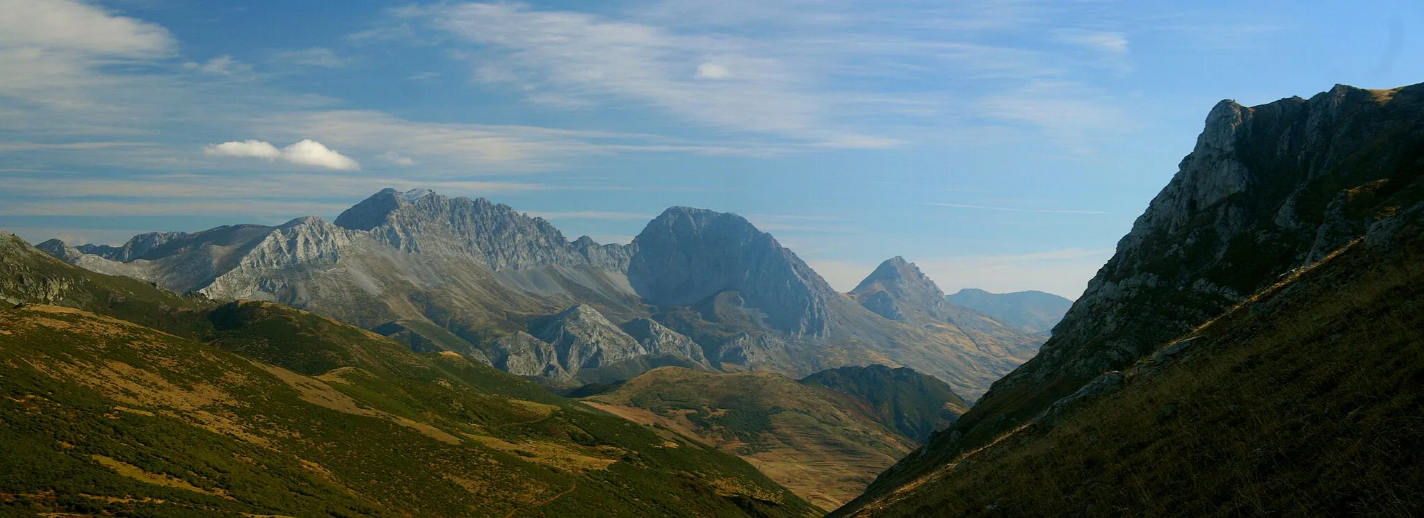 Photo showing: Panorámica de Las Ubiñas desde el Camino Real Puerto de la Mesa Las Ubiñas, panorámica