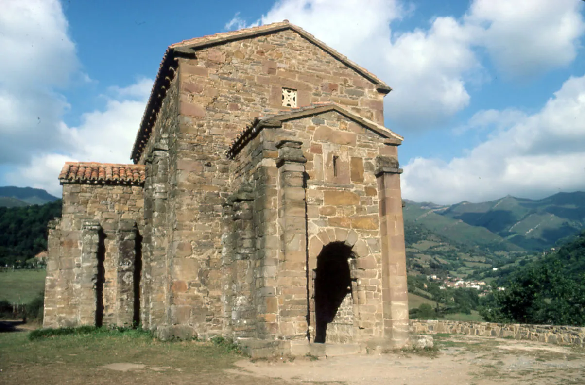 Photo showing: Church of St. Christine of Lena, Asturias (Spain) in 1982. Roman Catholic Asturian pre-Romanesque church.