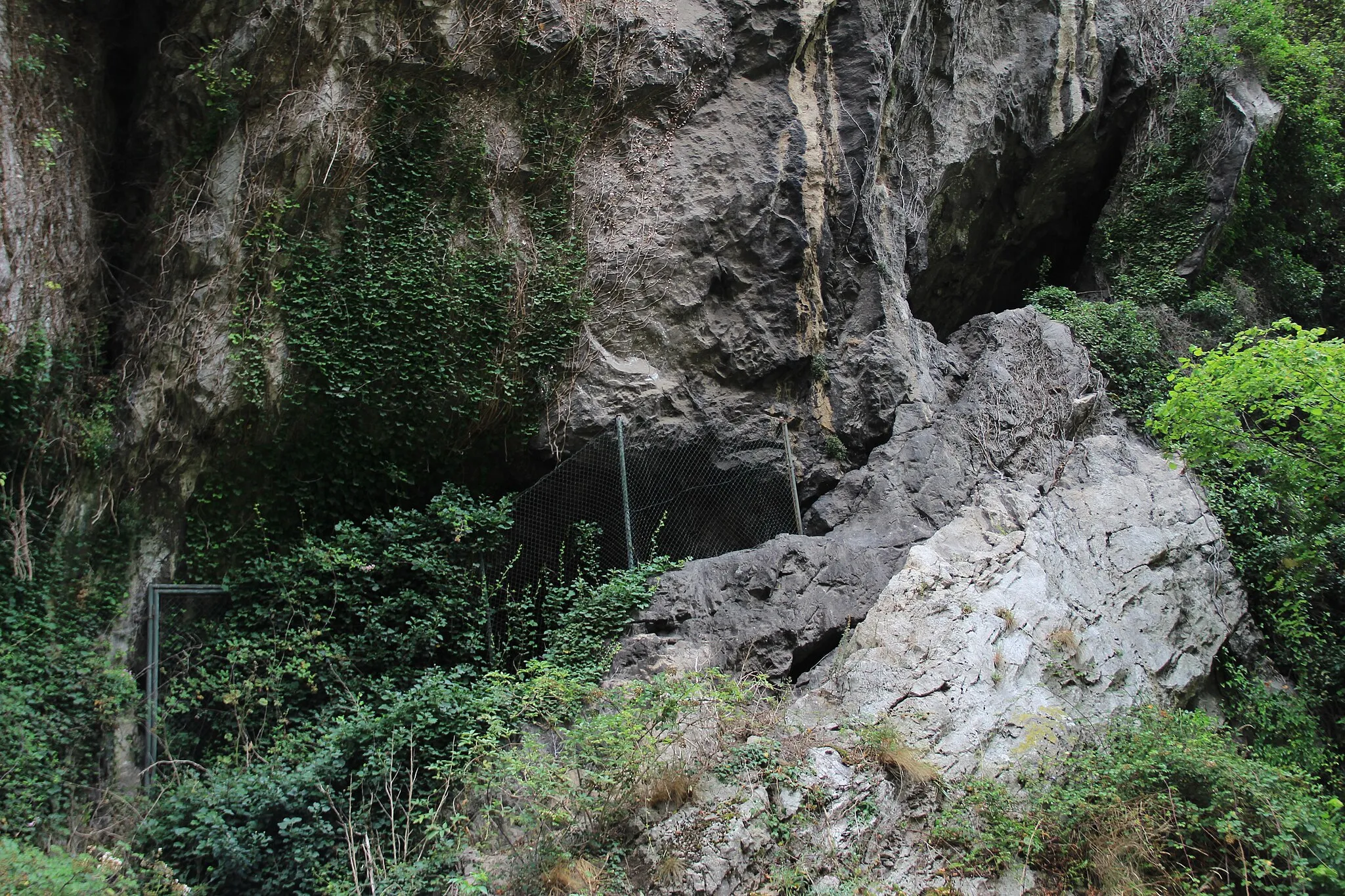 Photo showing: Abrigo de Entrefoces (Rock shelter of Entrefoces) and Cueva del Molín (Mill cave).