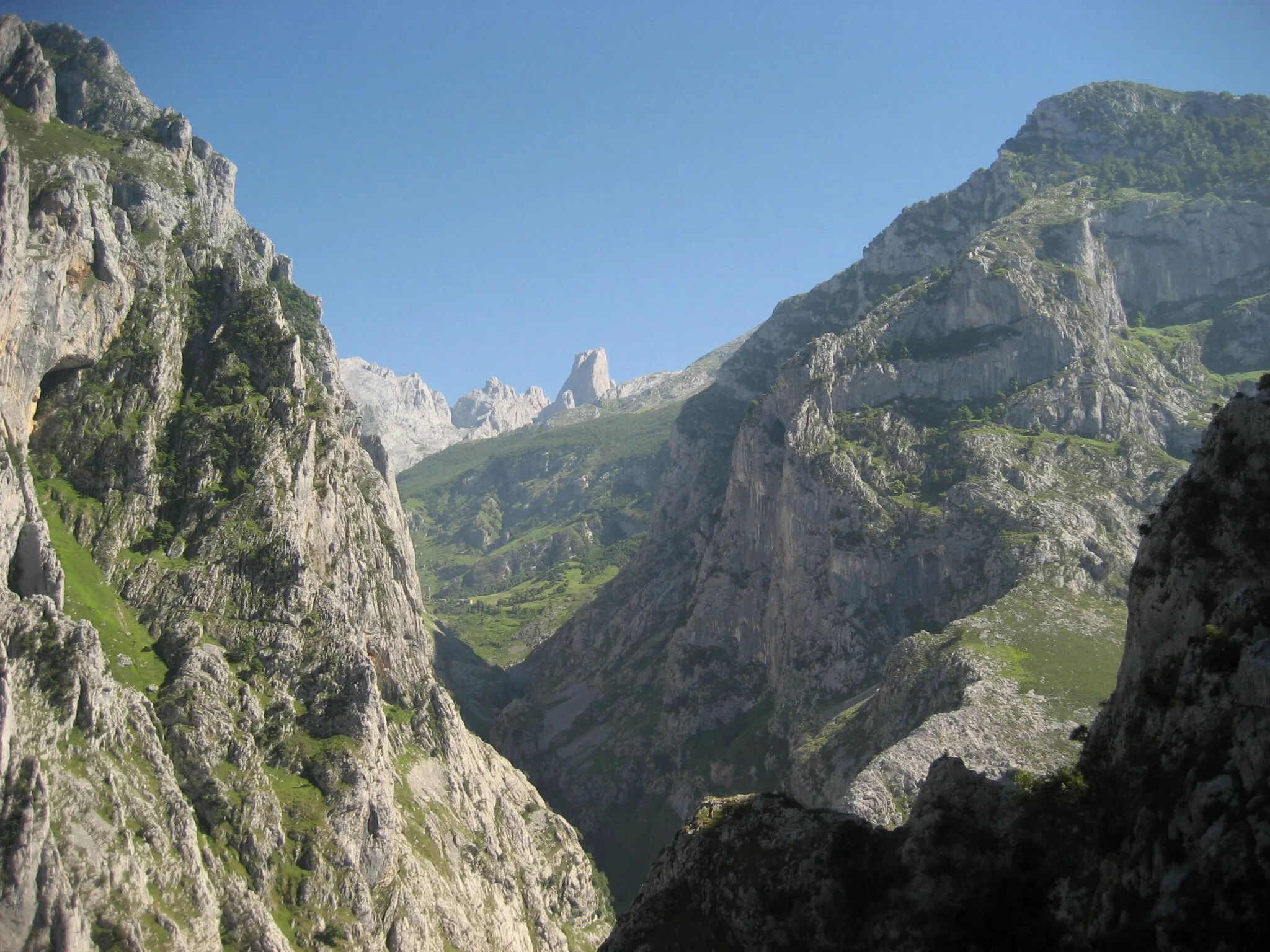 Photo showing: Naranjo de Bulnes desde el mirador de Camareña