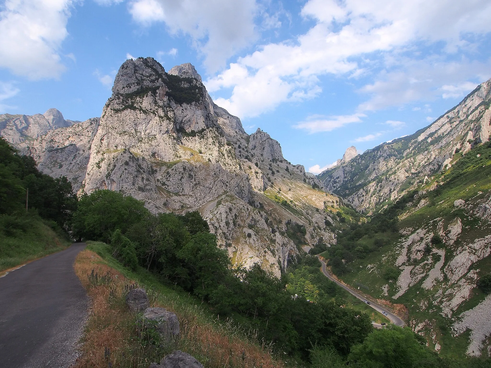 Photo showing: Limestone Mountains - 2013.07