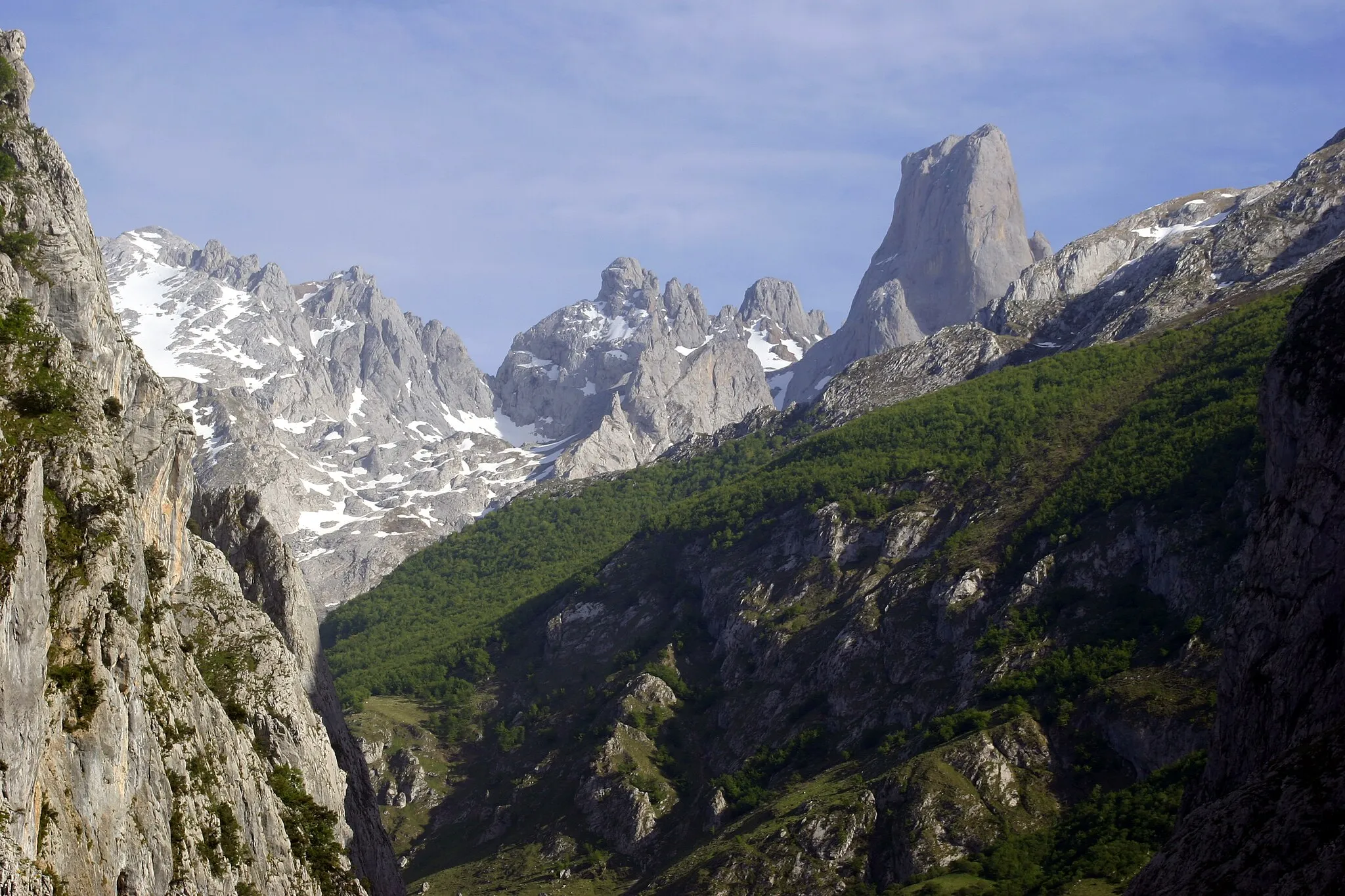 Photo showing: Naranjo de Bulnes