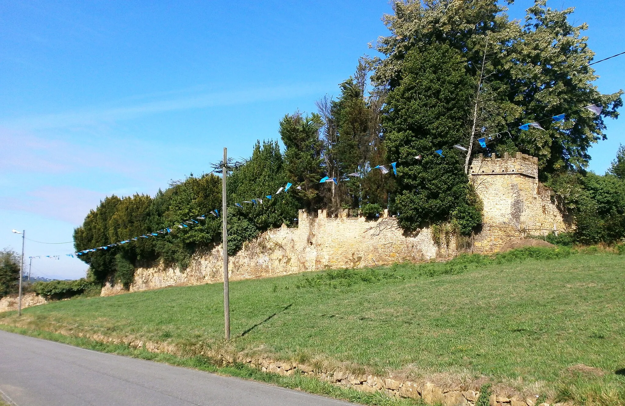 Photo showing: Palacio del Marqués de Canillejas-muralla hacia el sur.