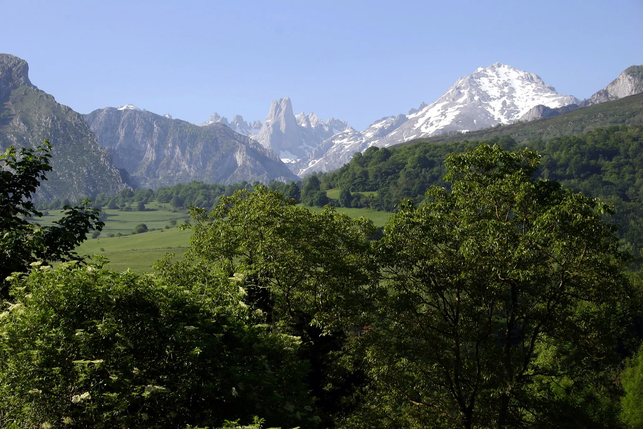 Photo showing: Naranjo de Bulnes