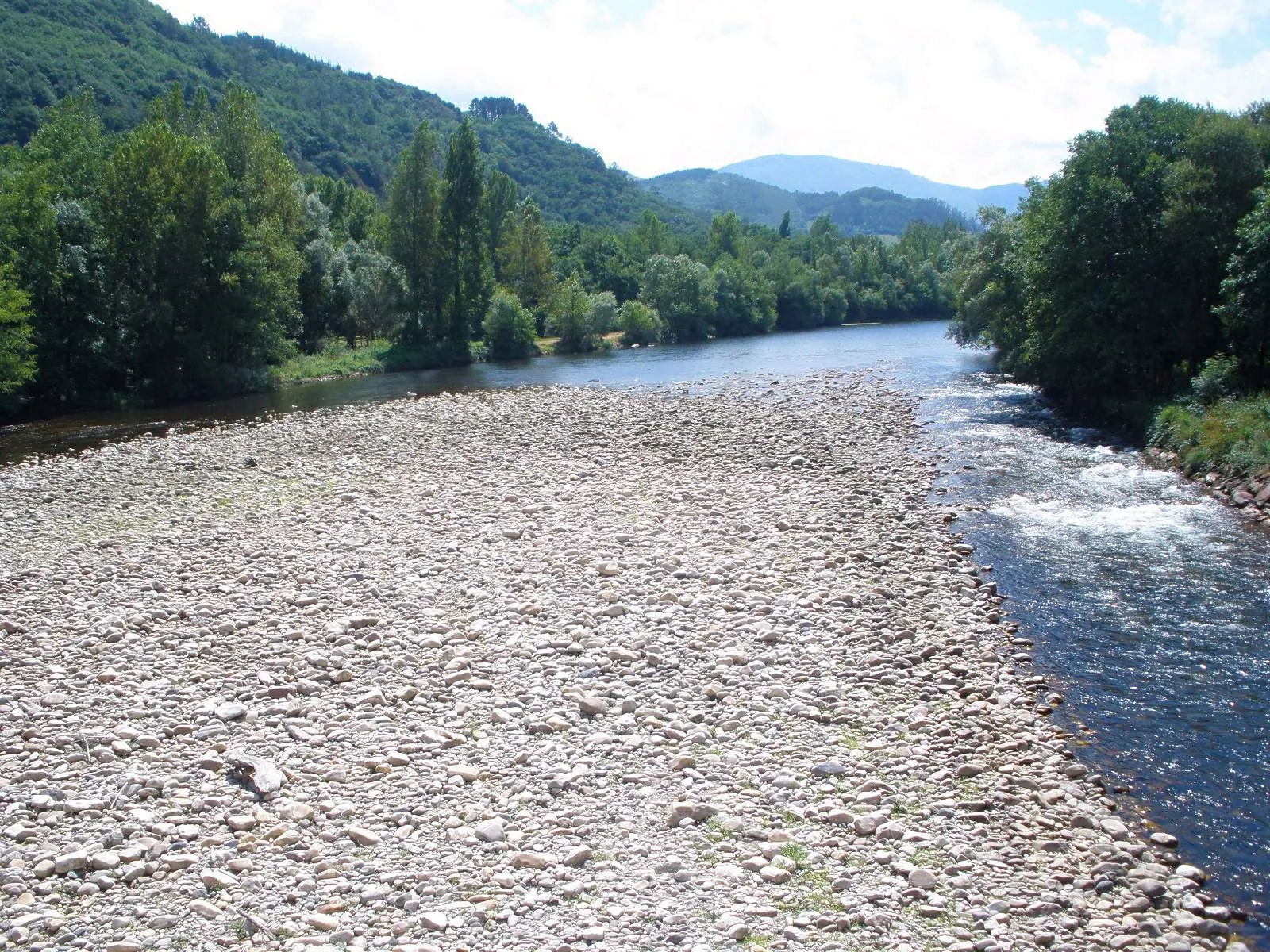 Photo showing: El río Narcea a su paso por Cornellana (Salas, Asturias)