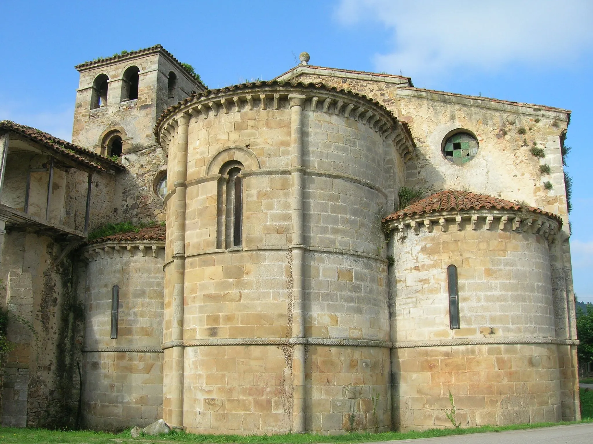 Photo showing: Taken from https://www.flickr.com/photos/freecat/1433096759/
San Salvador de Cornellana, 12th century