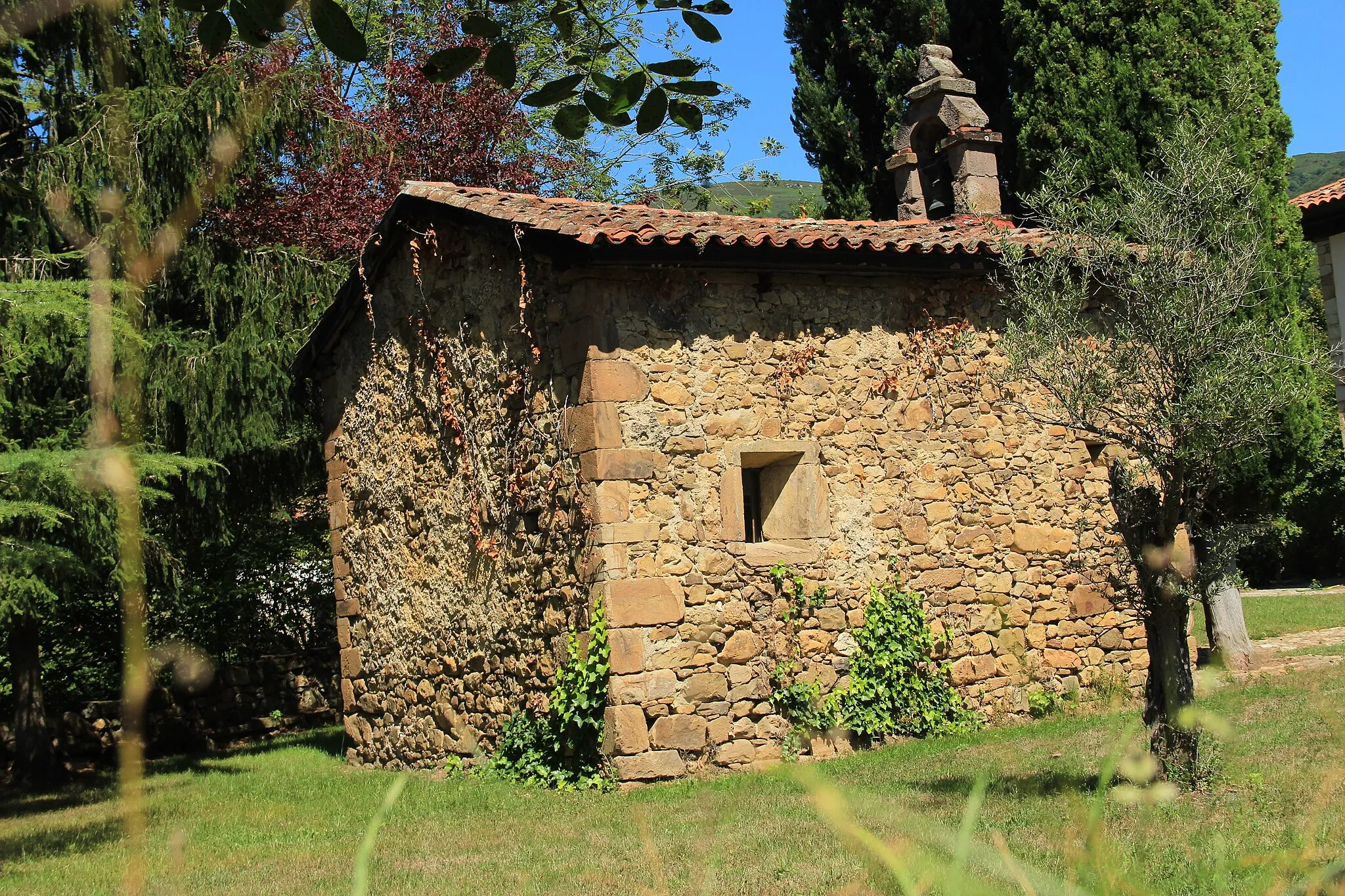 Photo showing: Upper palace, also known as Palace of the Bernardo de Miranda (Cenera. Mieres). Chapel.