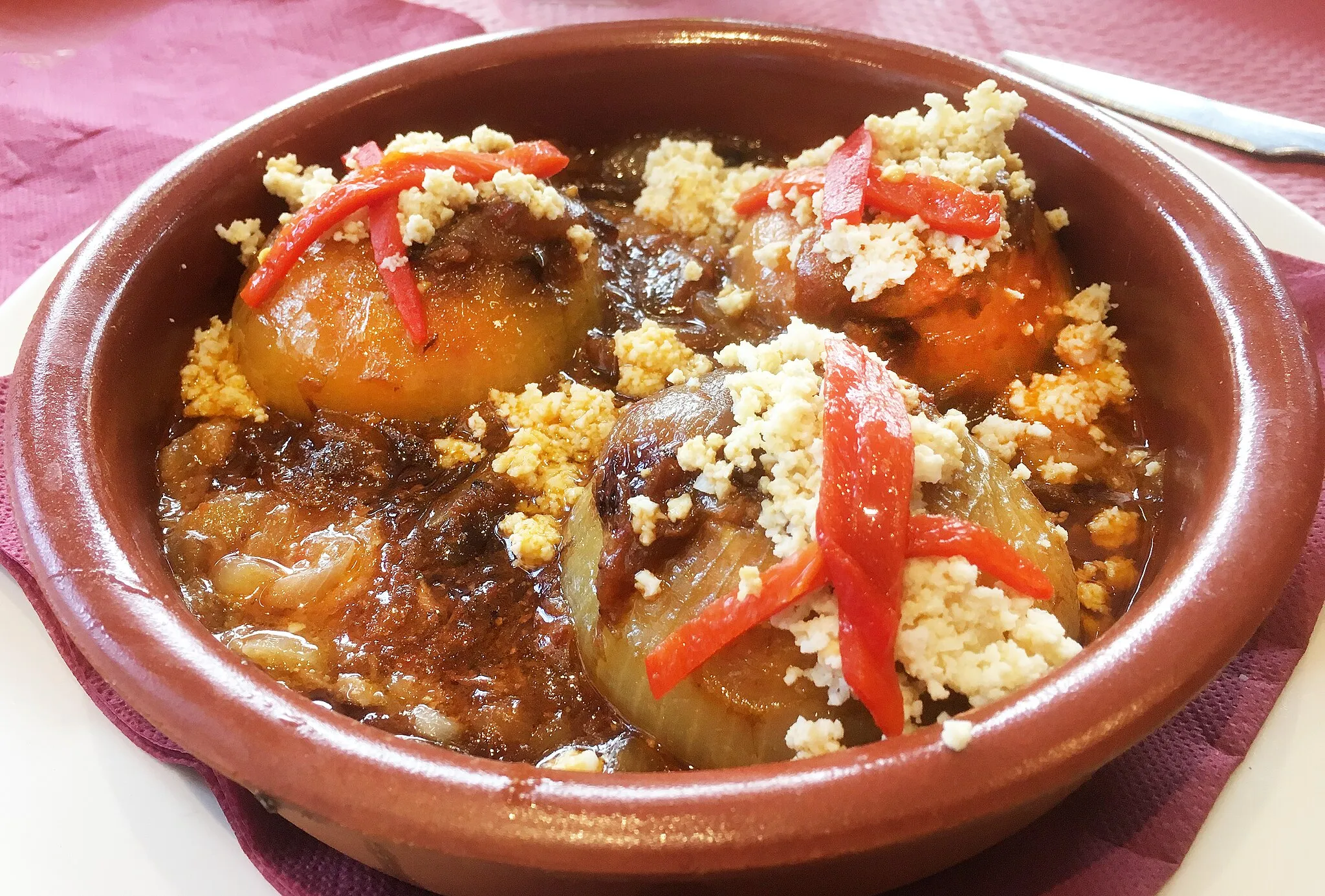 Photo showing: Cebollas rellenas, cebolles rellenes de bonito