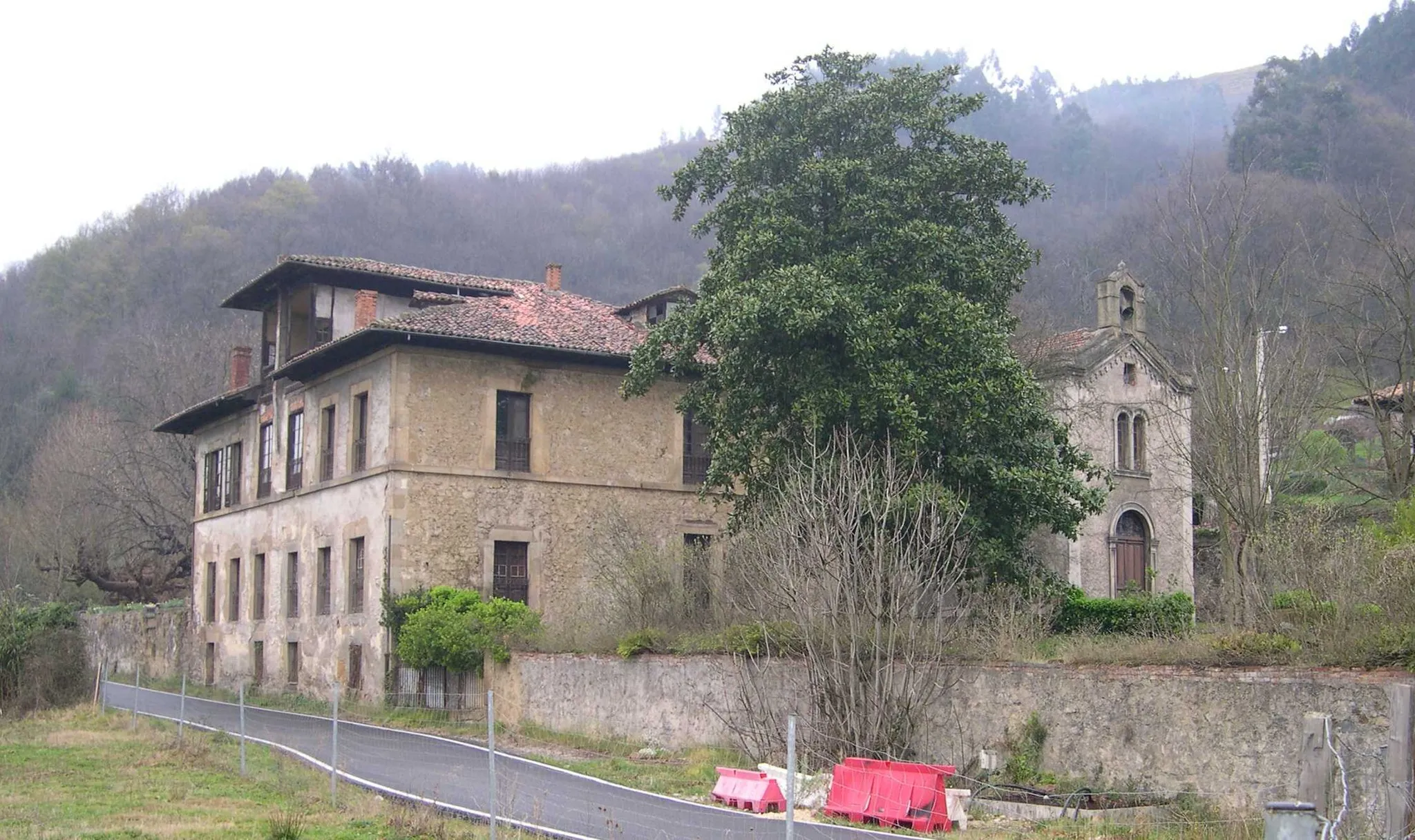 Photo showing: Asturianu:Palaciu del Marqués de Camposagrado, Riañu, Llangréu, Asturies.